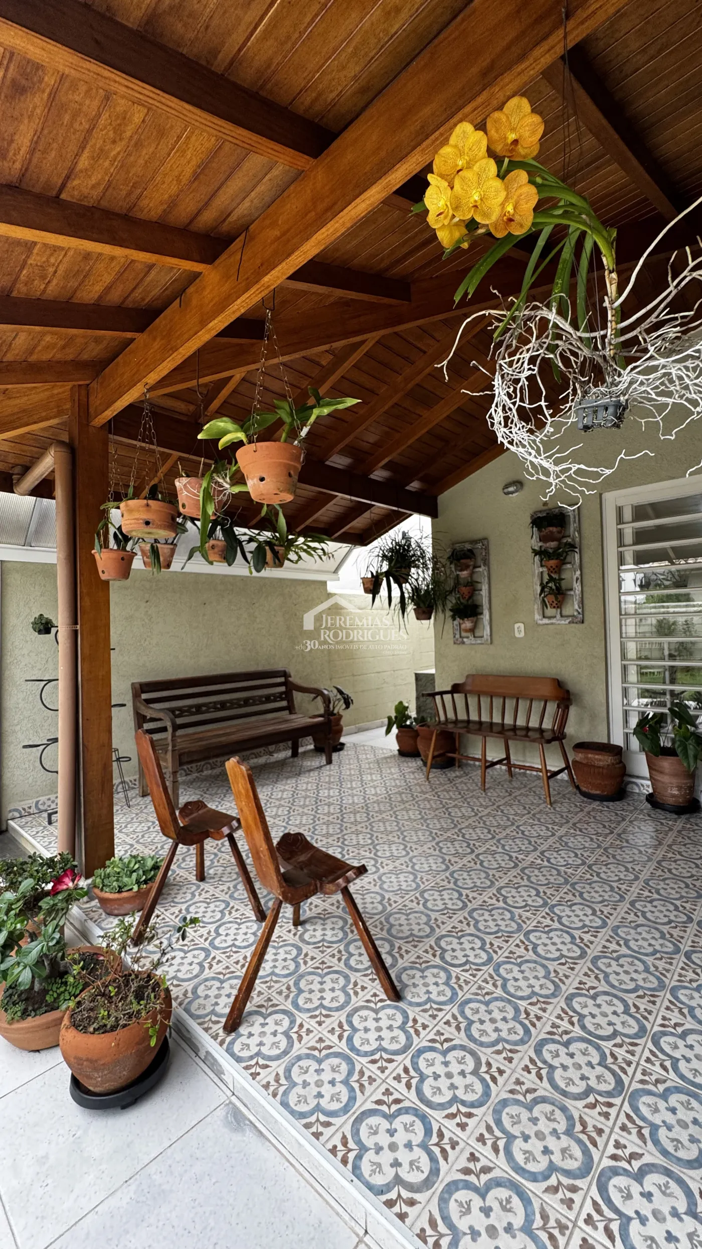 Casa assobradada à venda com 4 dormitórios no Condomínio Jardim das Hortênsias em Taubaté/SP.