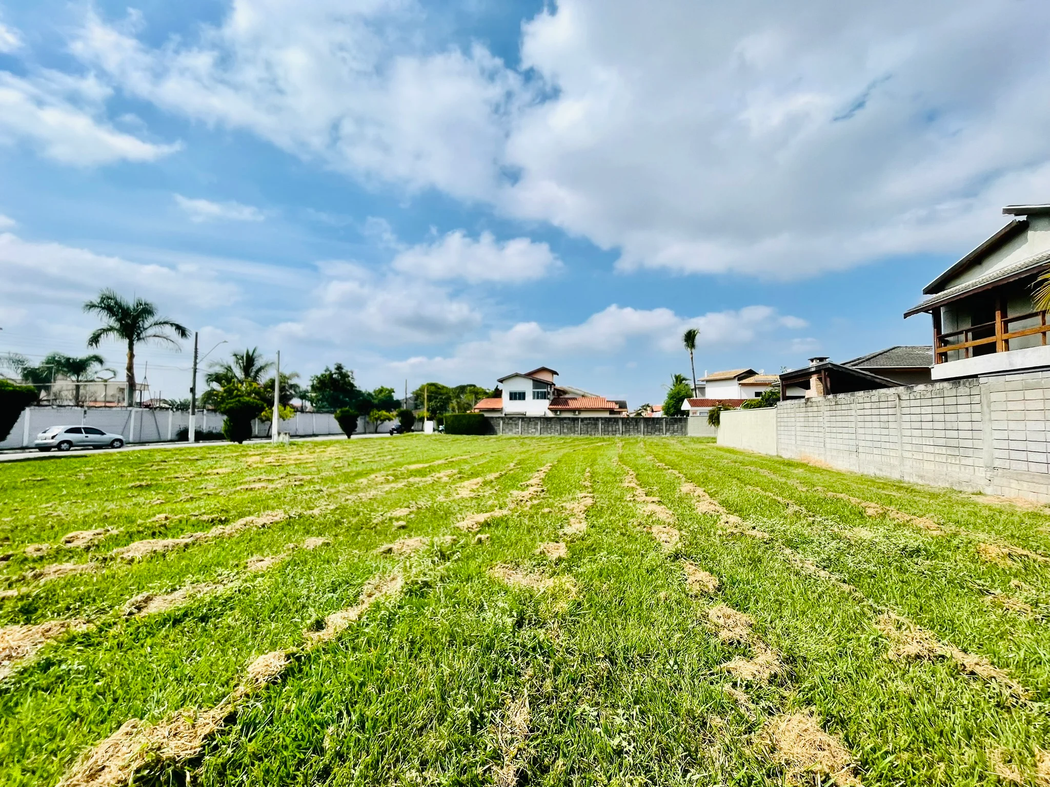 Terreno à venda no Condomínio Jardim das Hortênsias em Taubaté/SP.