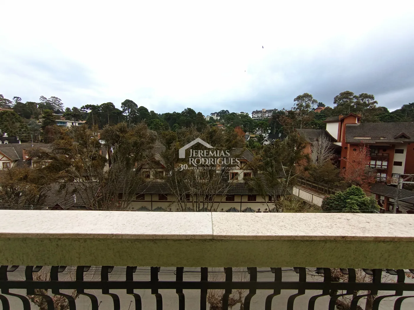 Apartamento duplex à venda com 4 suítes, 401 m² no Condomínio Chateau D Amboise em Campos do Jordão/SP.