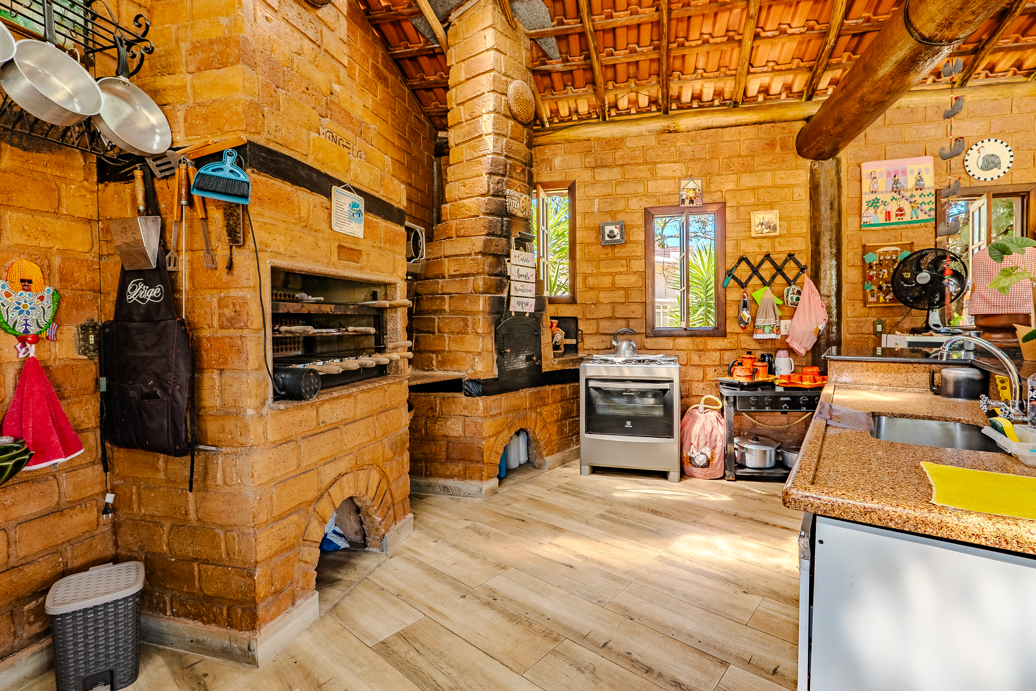 Casa à venda com 4 dormitórios no Condomínio Village Paineiras em Pindamonhangaba/SP.