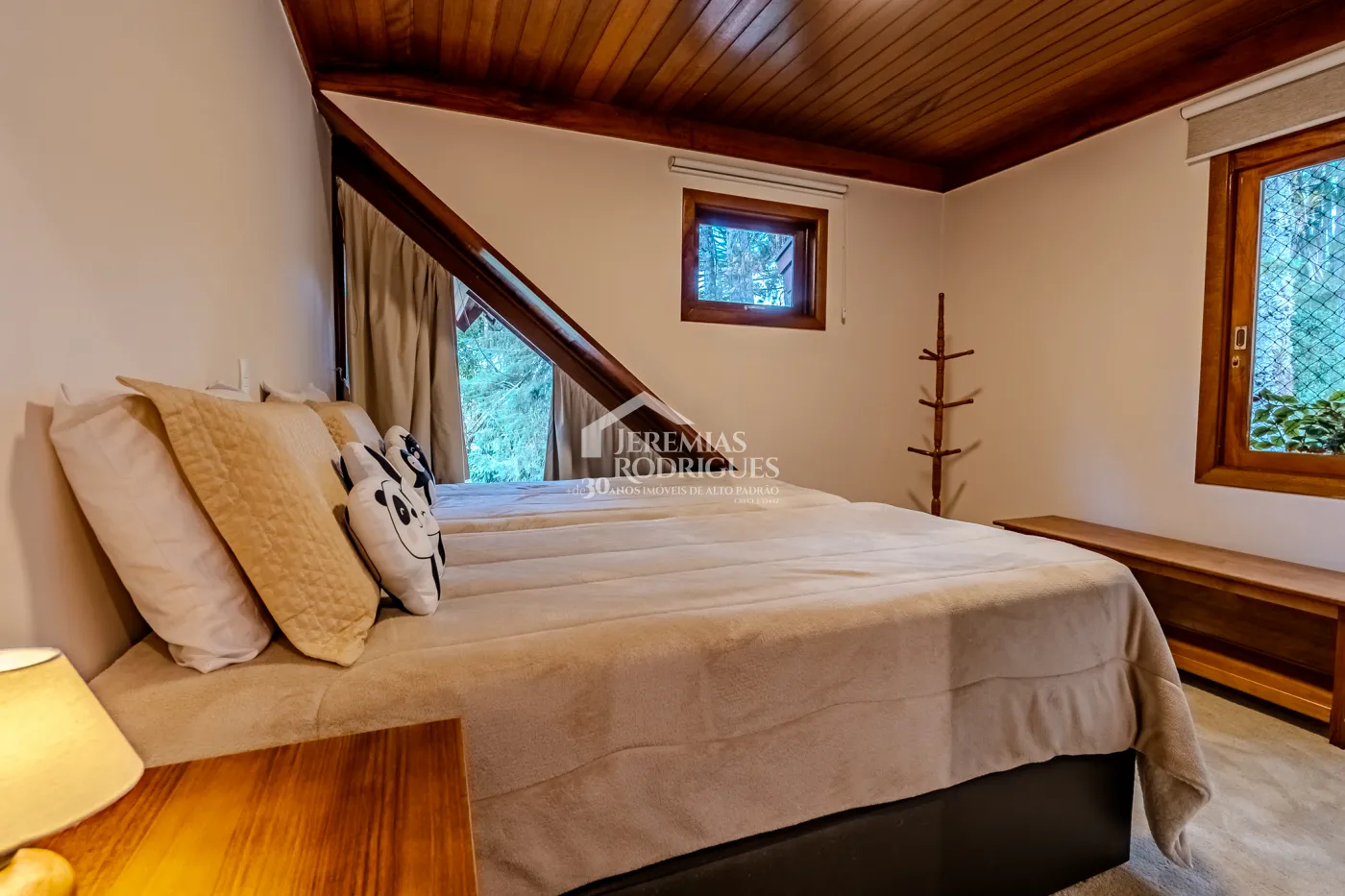 Casa à venda com 3 suítes no Condomínio Reserva Figueiredo em Campos do Jordão/SP.