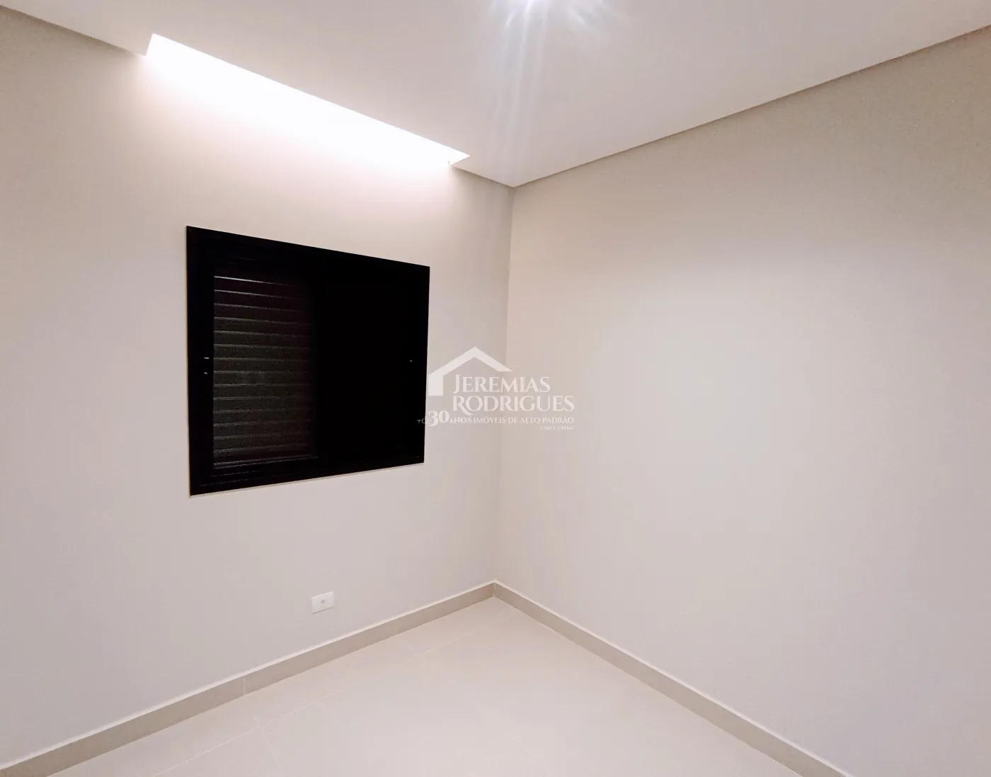 Casa à venda com 3 dormitórios no Condomínio Malibu em Caçapava/SP.