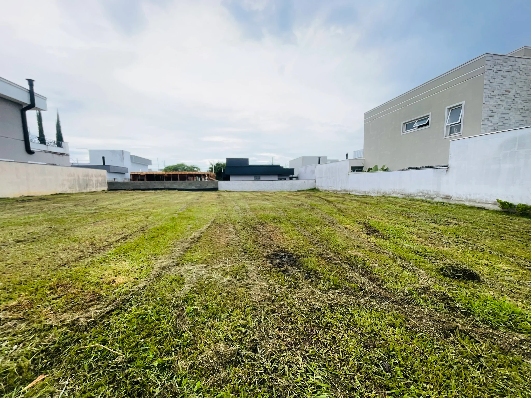 Terreno à venda com 300 m² no Condomínio Ouro Ville em Taubaté/SP. 