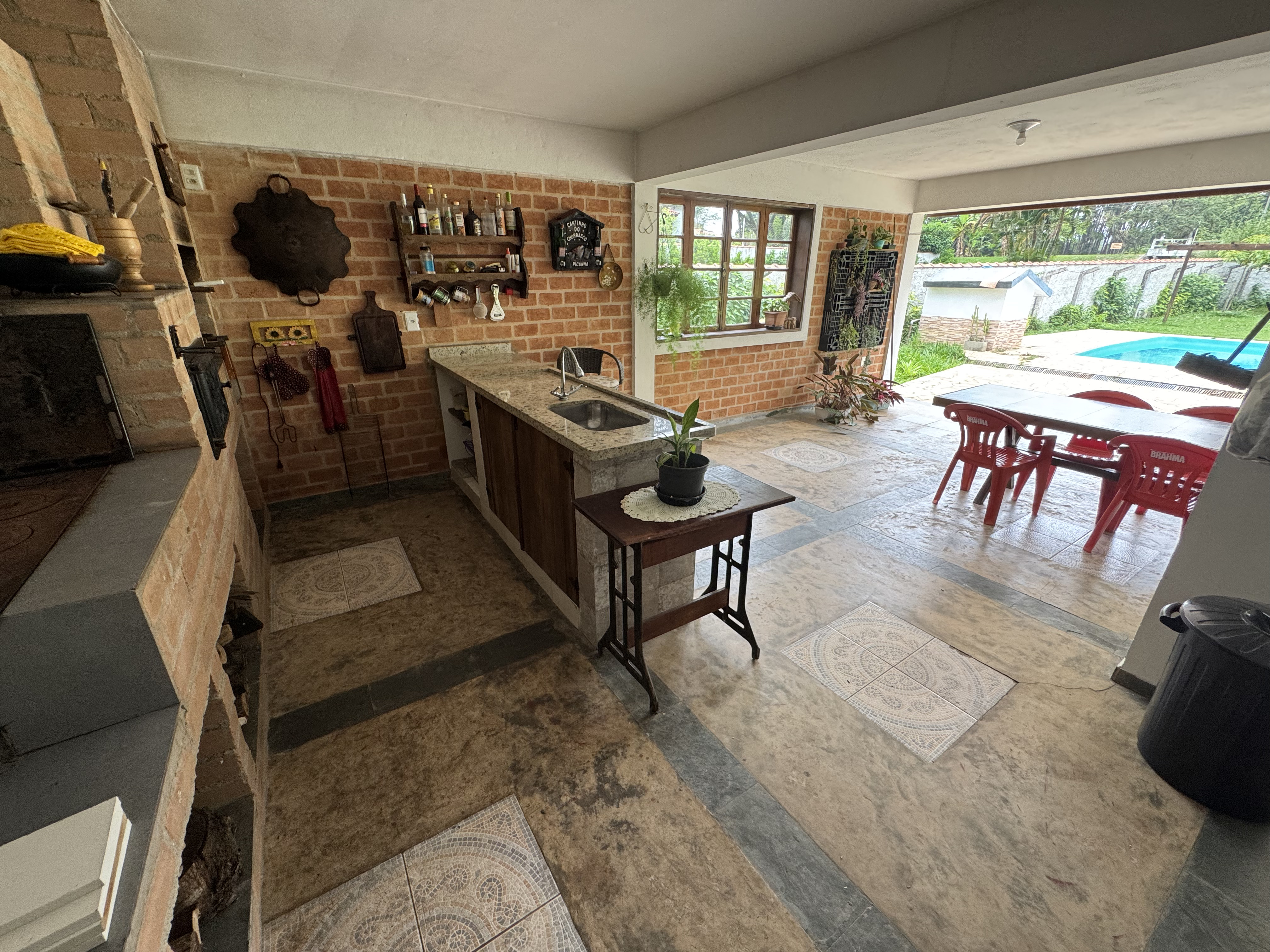 Casa à venda com 3 dormitórios no Condomínio Village Paineiras em Pindamonhangaba/SP.