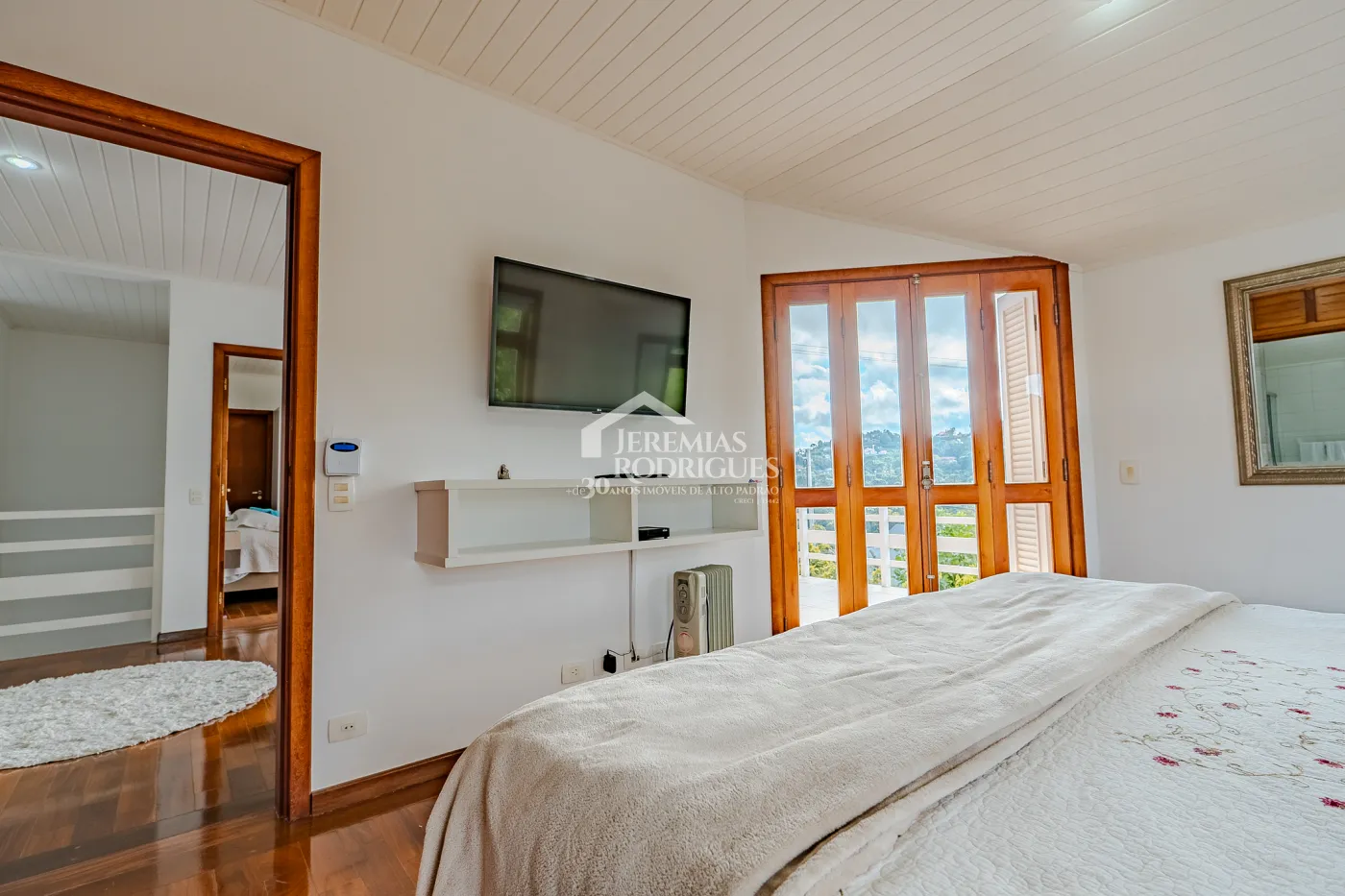 Casa assobradada à venda com 3 dormitórios no Condomínio Aldeia Austríaca em Campos do Jordão/SP.