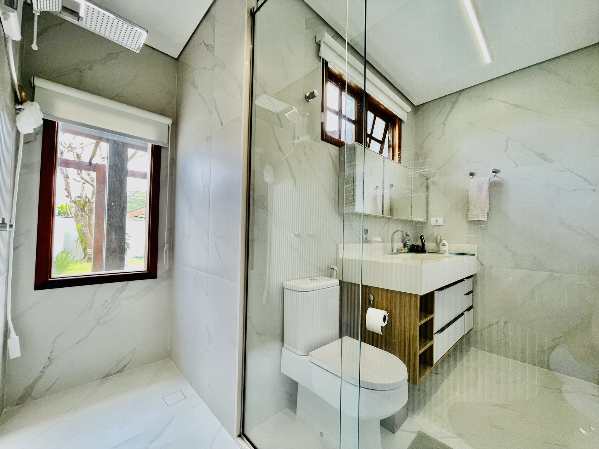 Casa à venda com 3 dormitórios no Condomínio Portal dos Ipês em Taubaté/SP.