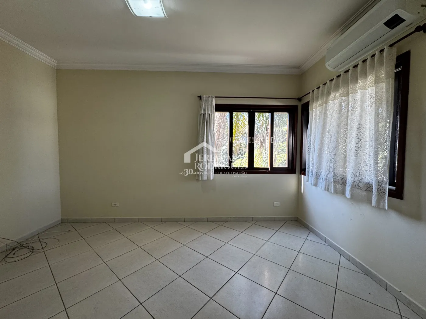 Casa para venda e locação com 4 dormitórios no Condomínio Colonial Village I em Pindamonhangaba/SP