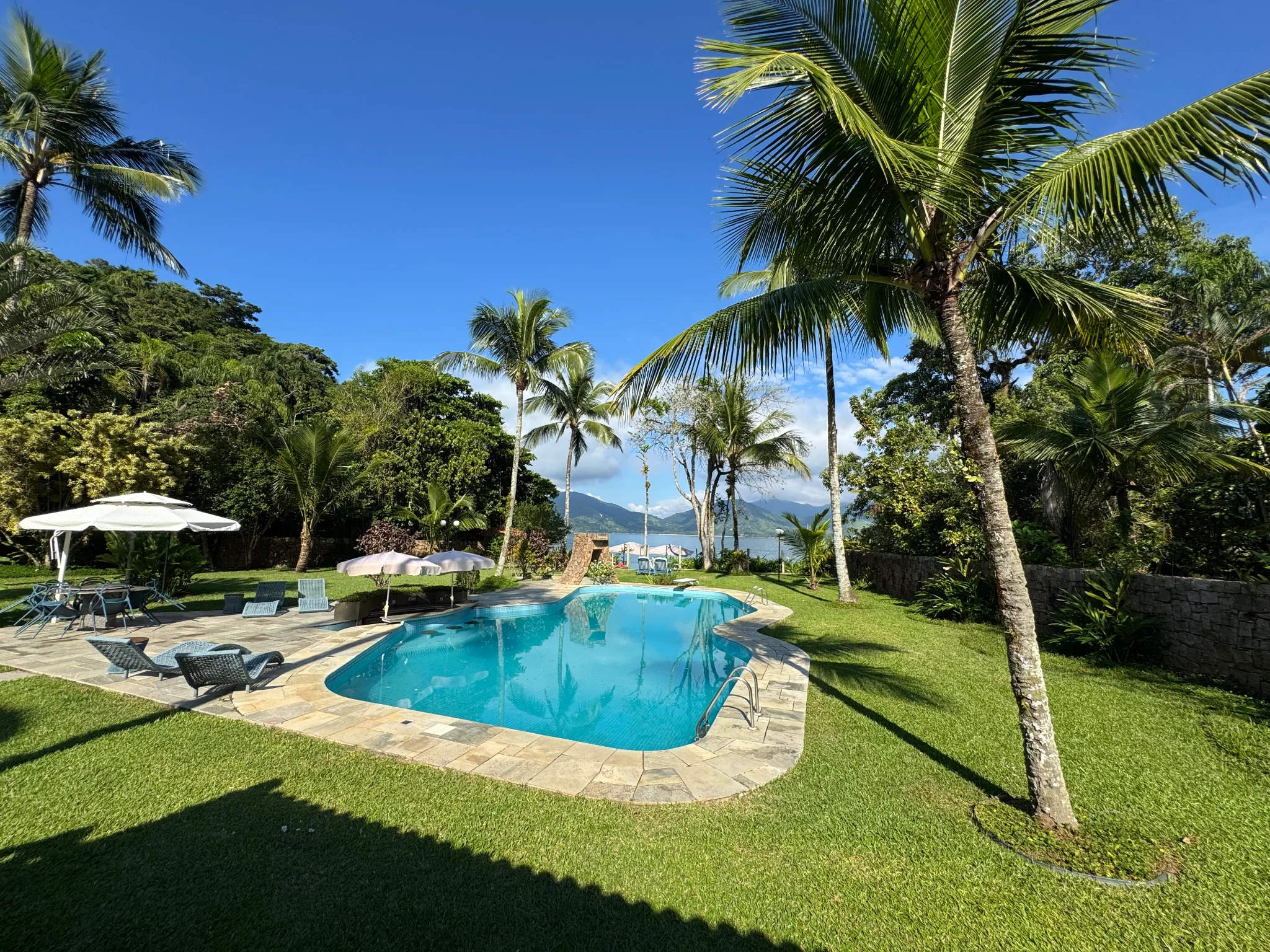Casa á venda com 5 suítes, pé na areia no Condomínio Domingas Dias em Ubatuba/SP.