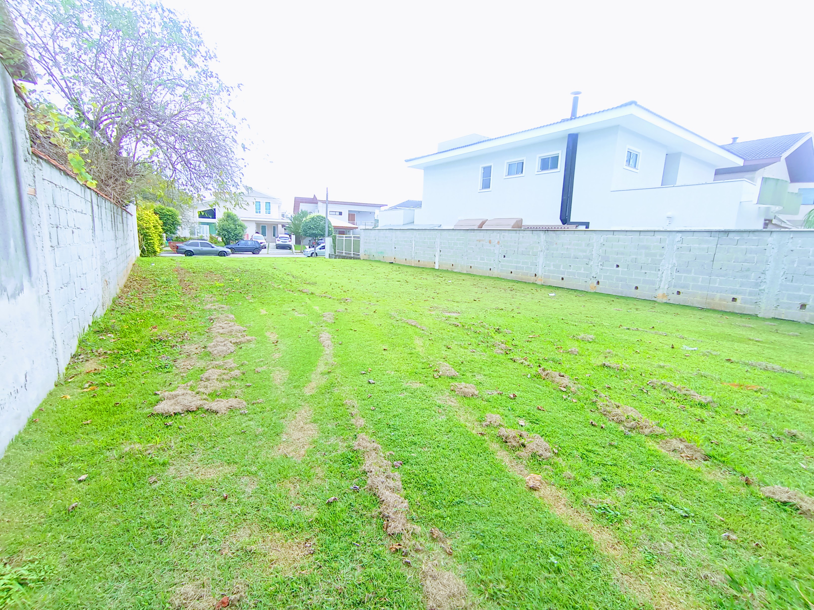Terreno à venda com 445 m² no Condomínio Taubaté Village em Taubaté/SP. 