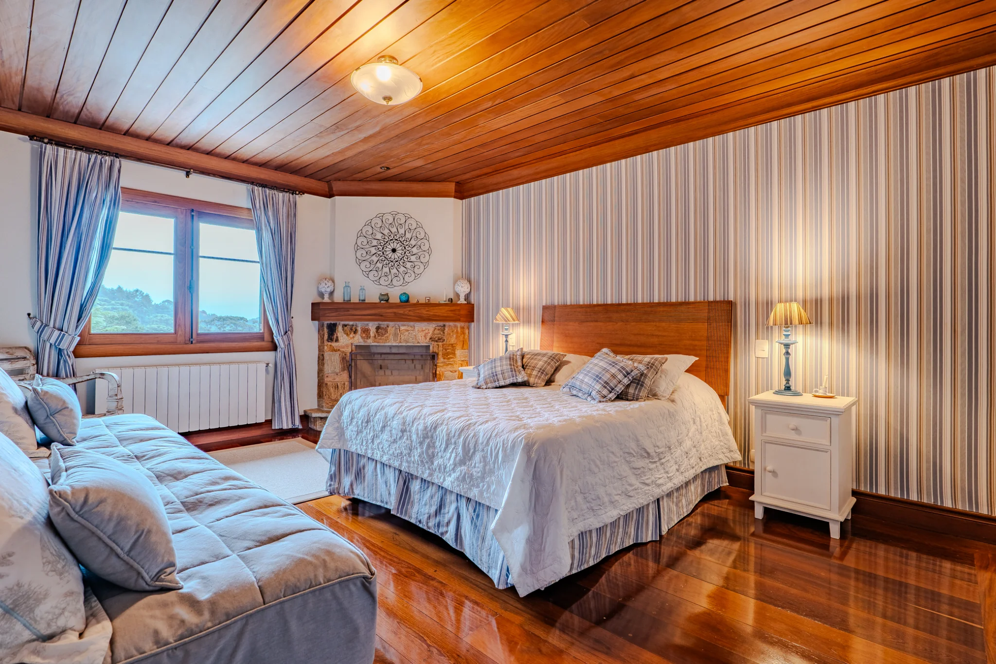 Casa à venda com 7 suítes no Condomínio Vila Simonsen em Campos do Jordão/SP. 