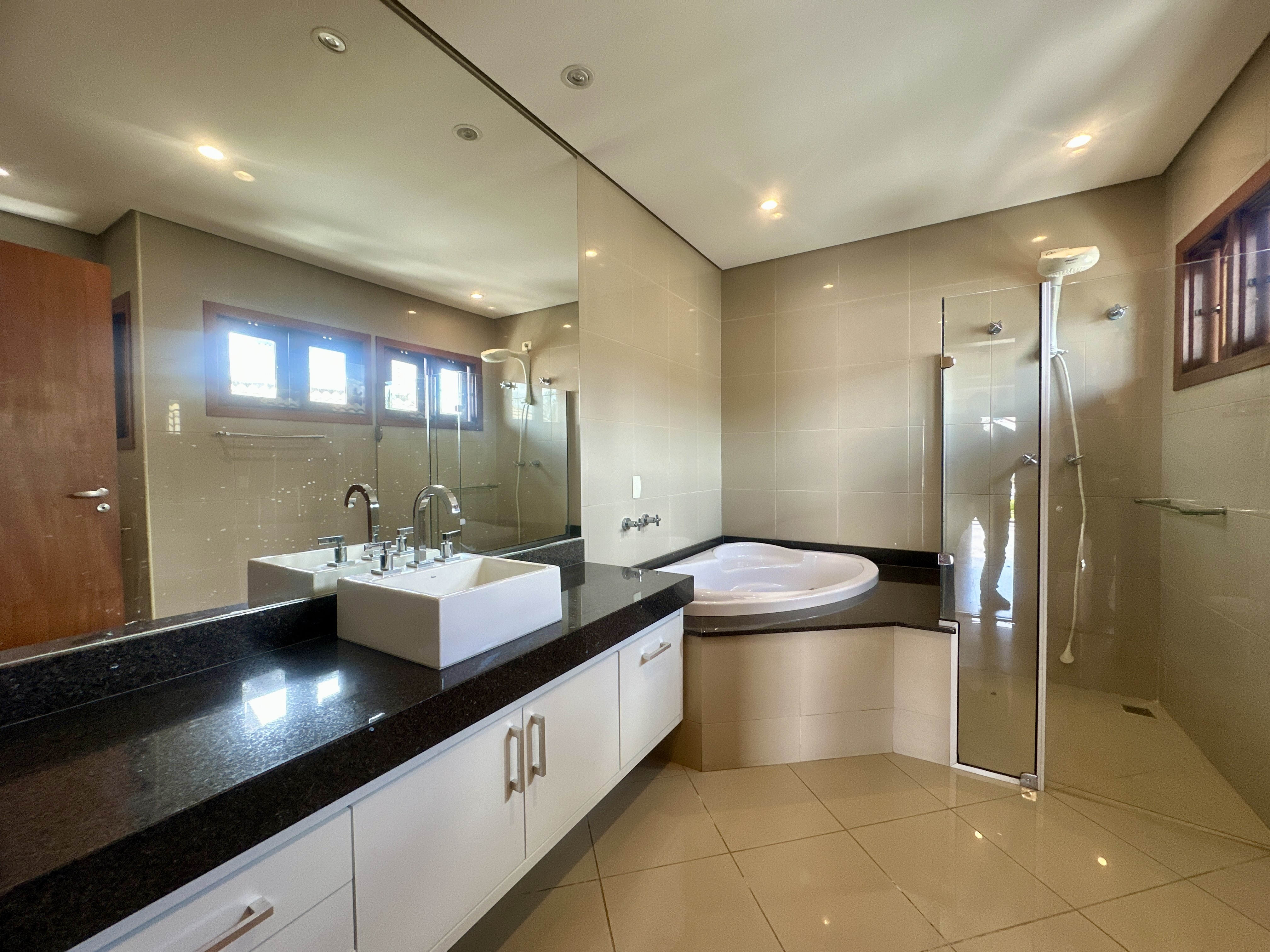 Casa para locação com 3 suítes no Condomínio Taubaté Village em Taubaté/SP. 