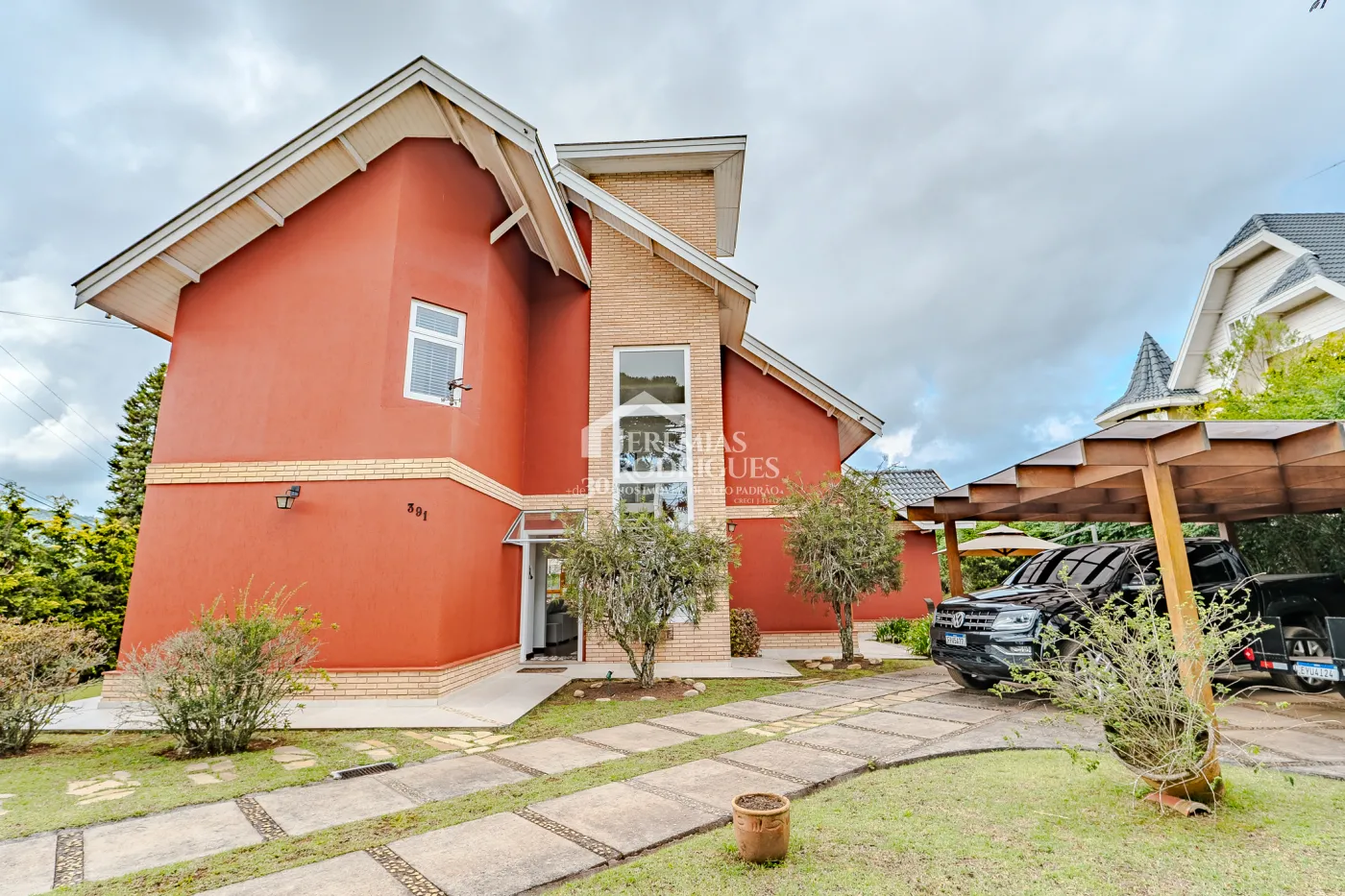 Casa assobradada à venda com 3 dormitórios no Condomínio Aldeia Austríaca em Campos do Jordão/SP.