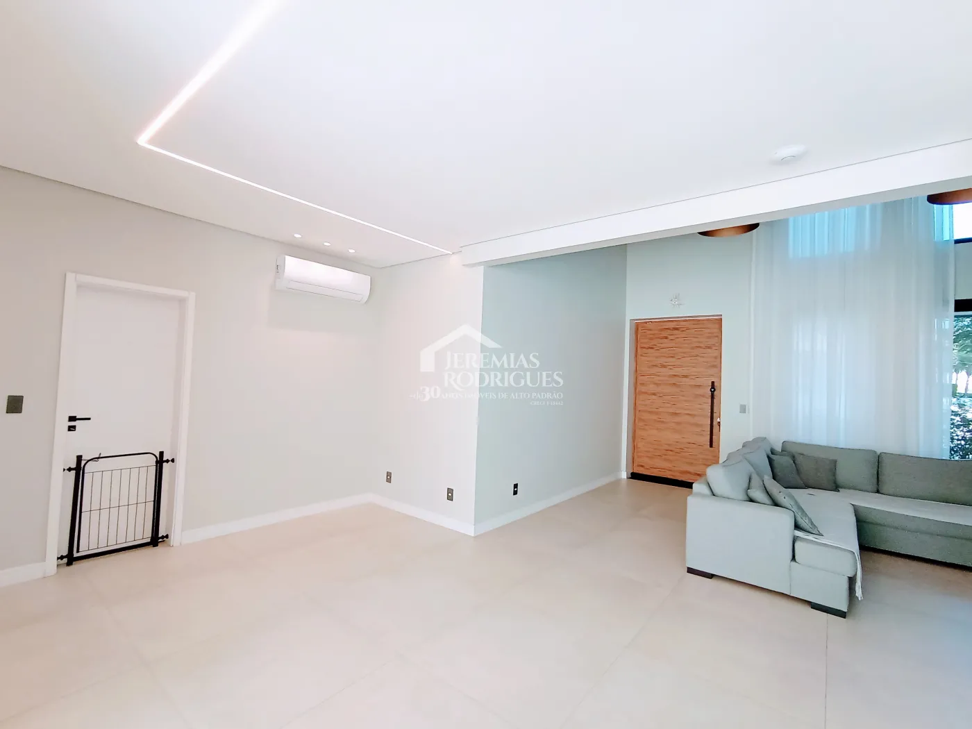 Casa à venda com 5 dormitórios no Condomínio Reserva dos Lagos em Pindamonhangaba/SP.