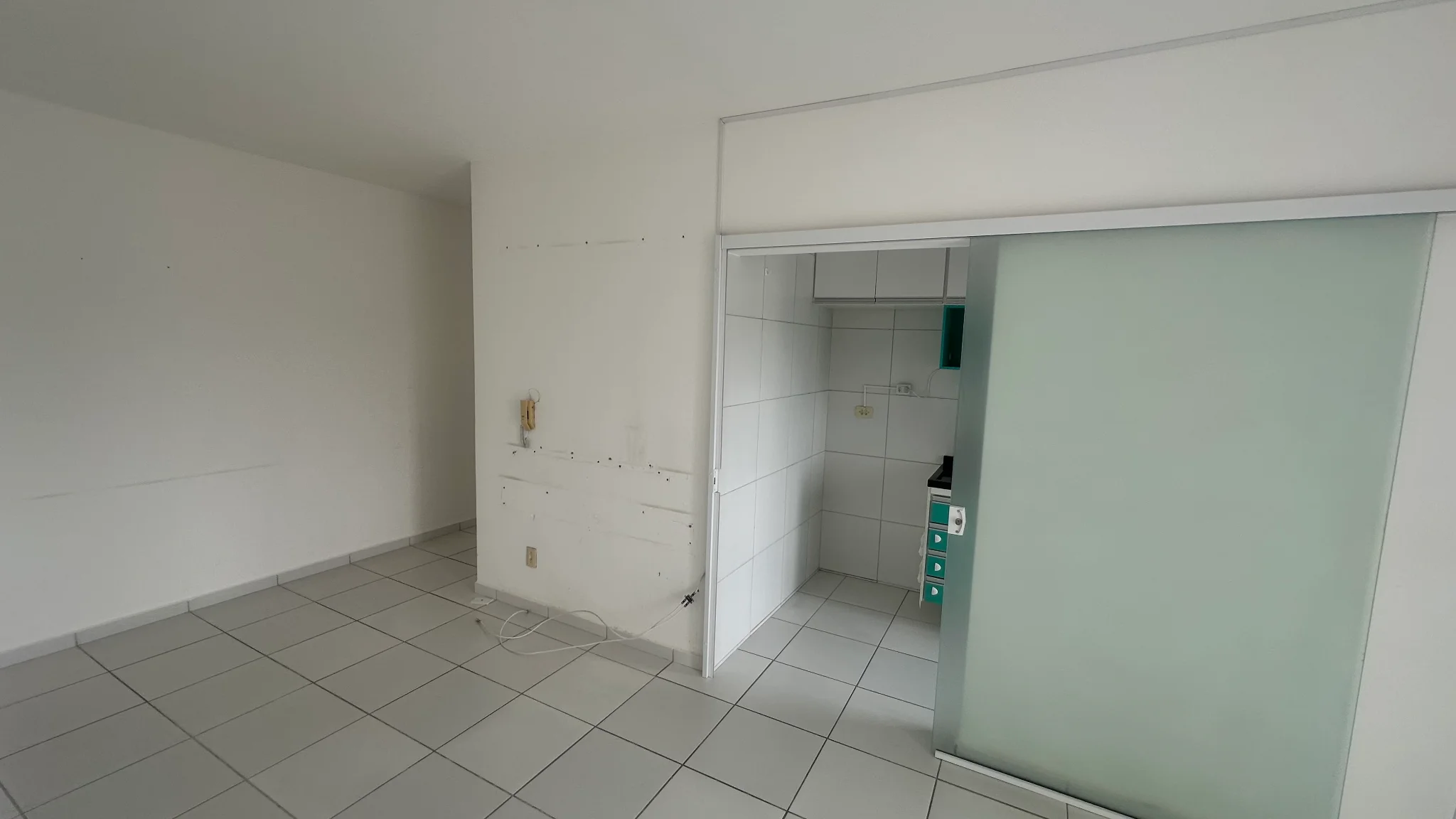 Apartamento para locação com 2 dormitórios no Condomínio Andrade em Pindamonhangaba/SP. 