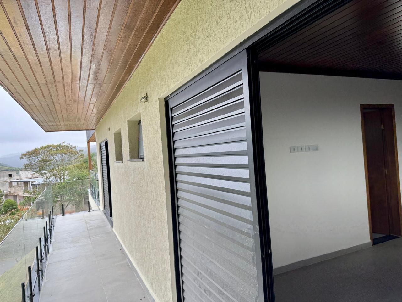 Casa à venda com 3 suítes no Condomínio Parque da Mantiqueira em Santo Antônio do Pinhal/SP.