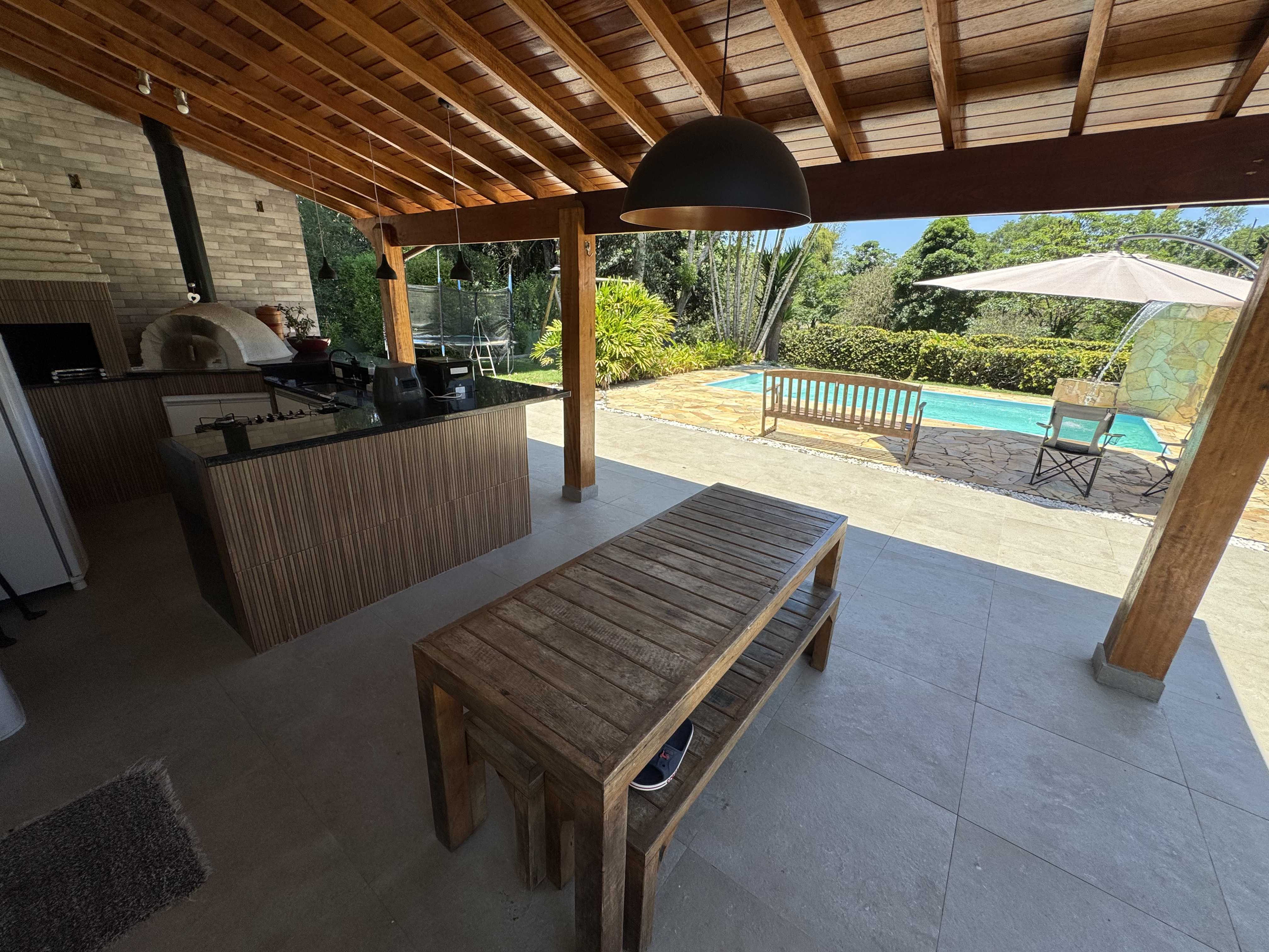 Casa à venda com 4 dormitórios no Condomínio Village Paineiras em Pindamonhangaba/SP.