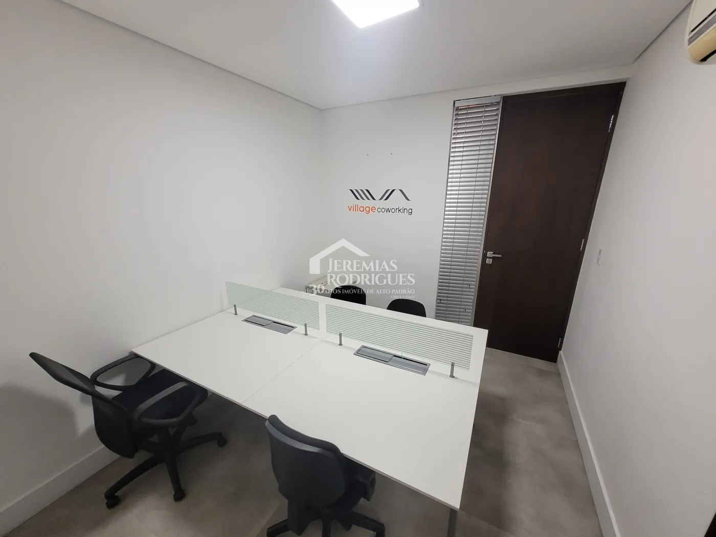 Três salas comerciais com 300 m² no Edifício Village Coworking em Pindamonhangaba/SP.