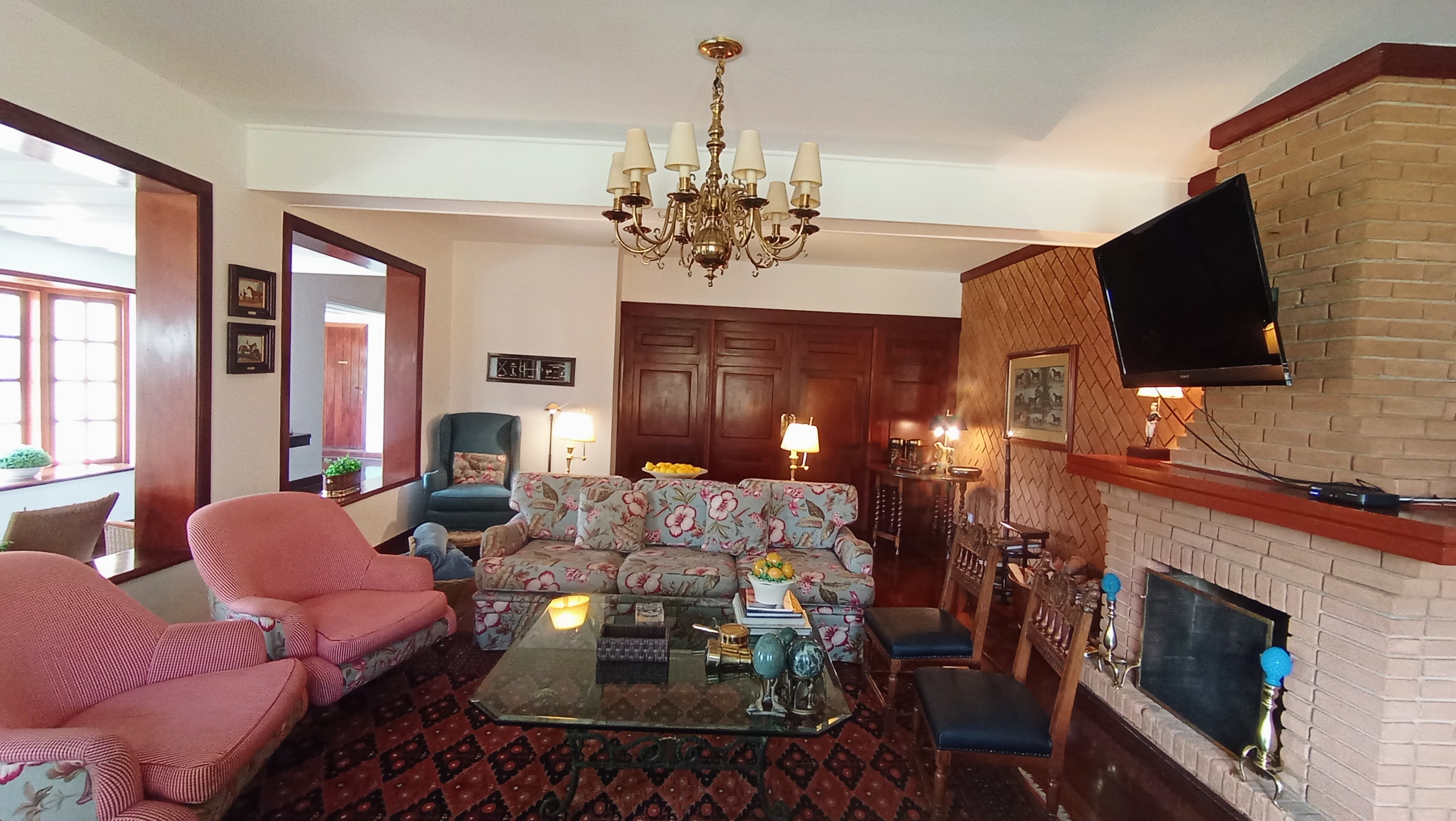 Casa à venda com 5 dormitórios no Capivari em Campos do Jordão/SP.