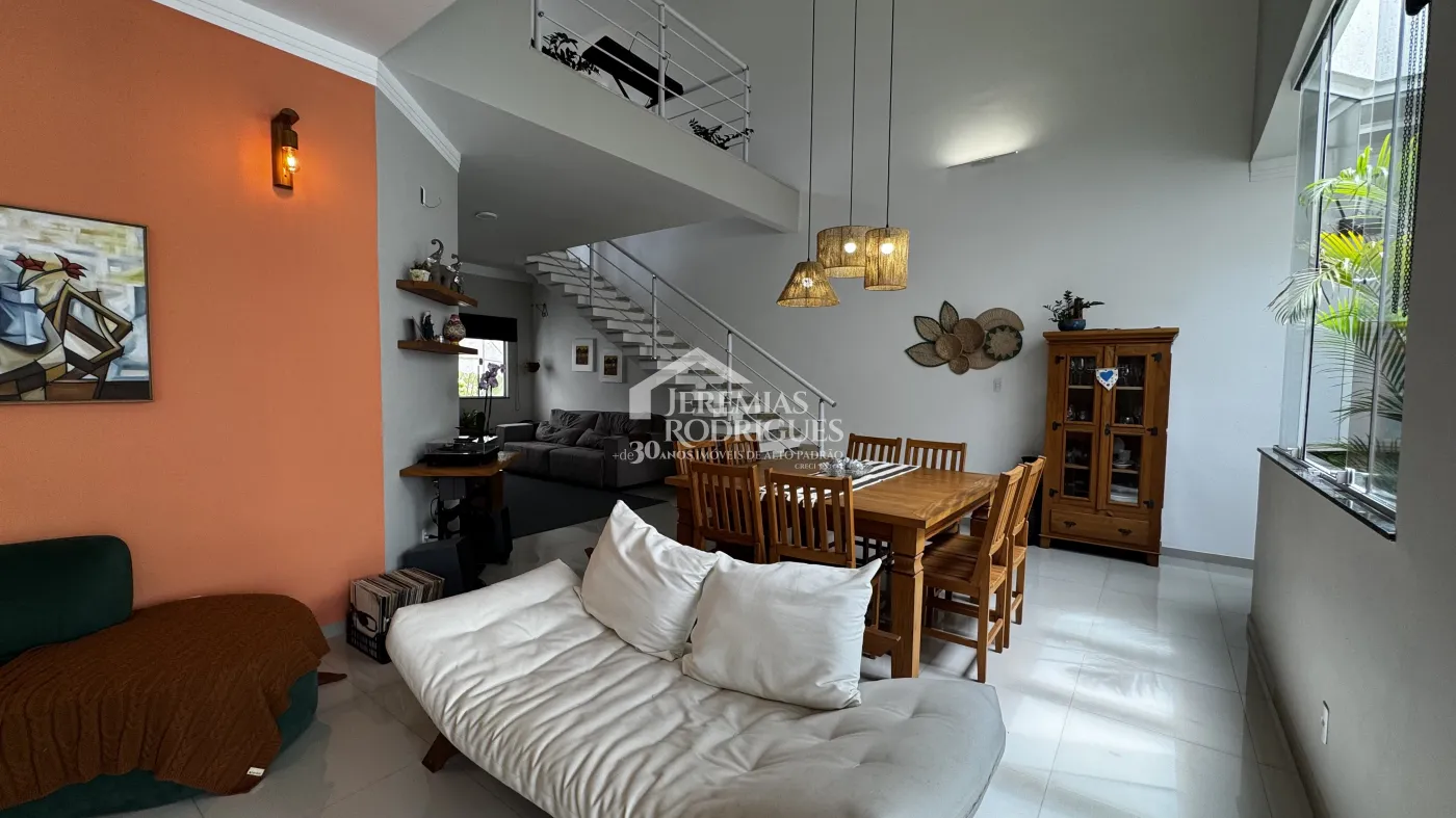 Casa à venda com 4 dormitórios no Condomínio Village do Sol em Pindamonhangaba/SP.