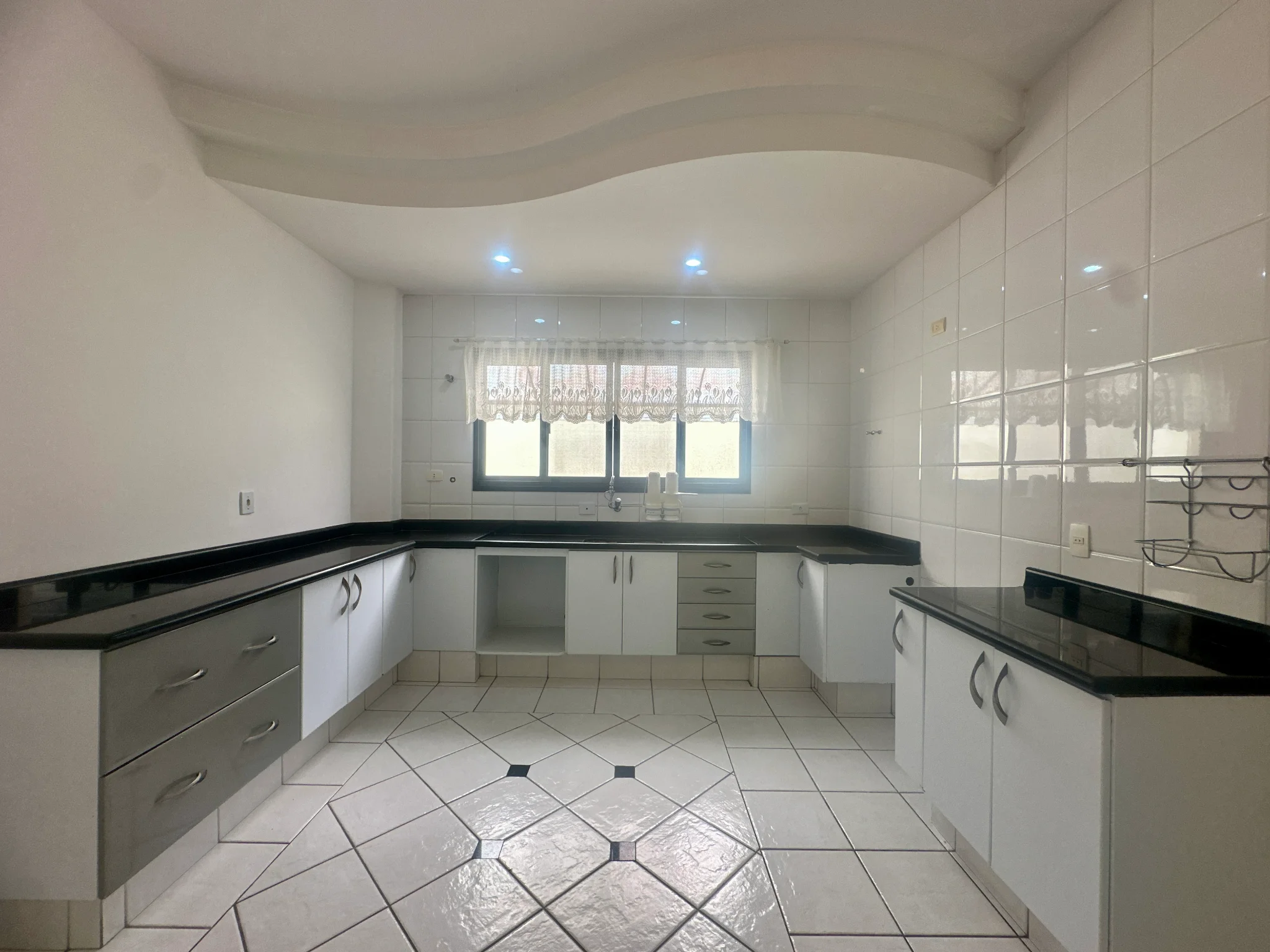 Casa para venda e locação no Condomínio Taubaté Village em Taubaté/SP.