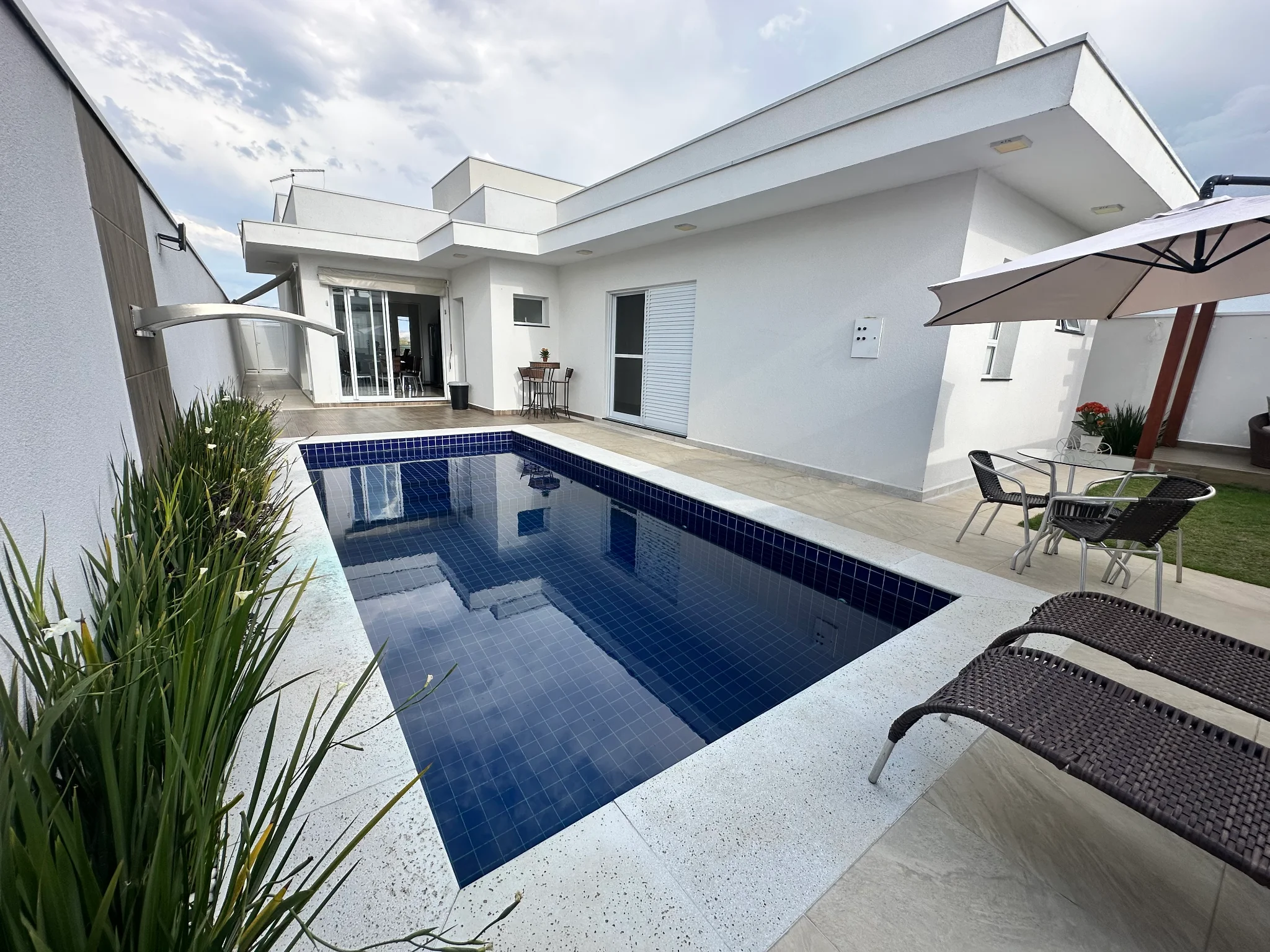 Casa para venda e locação com 3 suítes no Condomínio Reserva dos Lagos em Pindamonhangaba/SP.