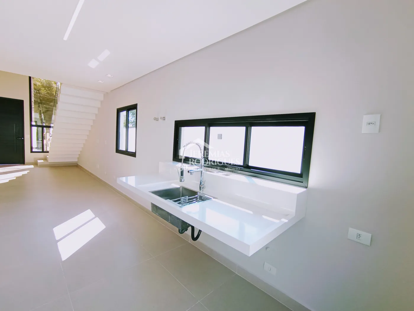 Casa à venda com 3 dormitórios no Condomínio Malibu em Caçapava/SP.