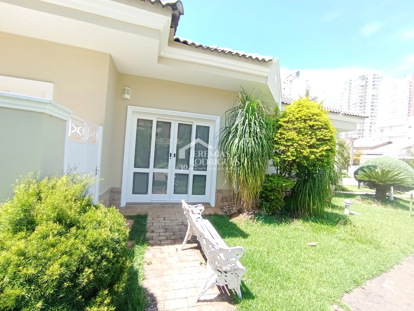 Casa para locação com 4 dormitórios no Condomínio Taubaté Village em Taubaté/SP.