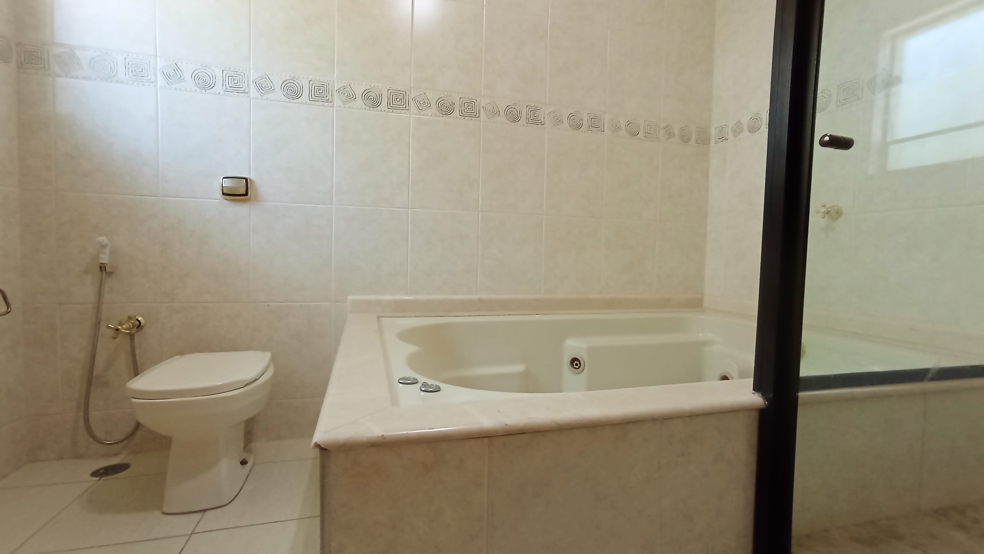 Casa à venda com 3 dormitórios no Condomínio Taubaté Village em Taubaté/SP.