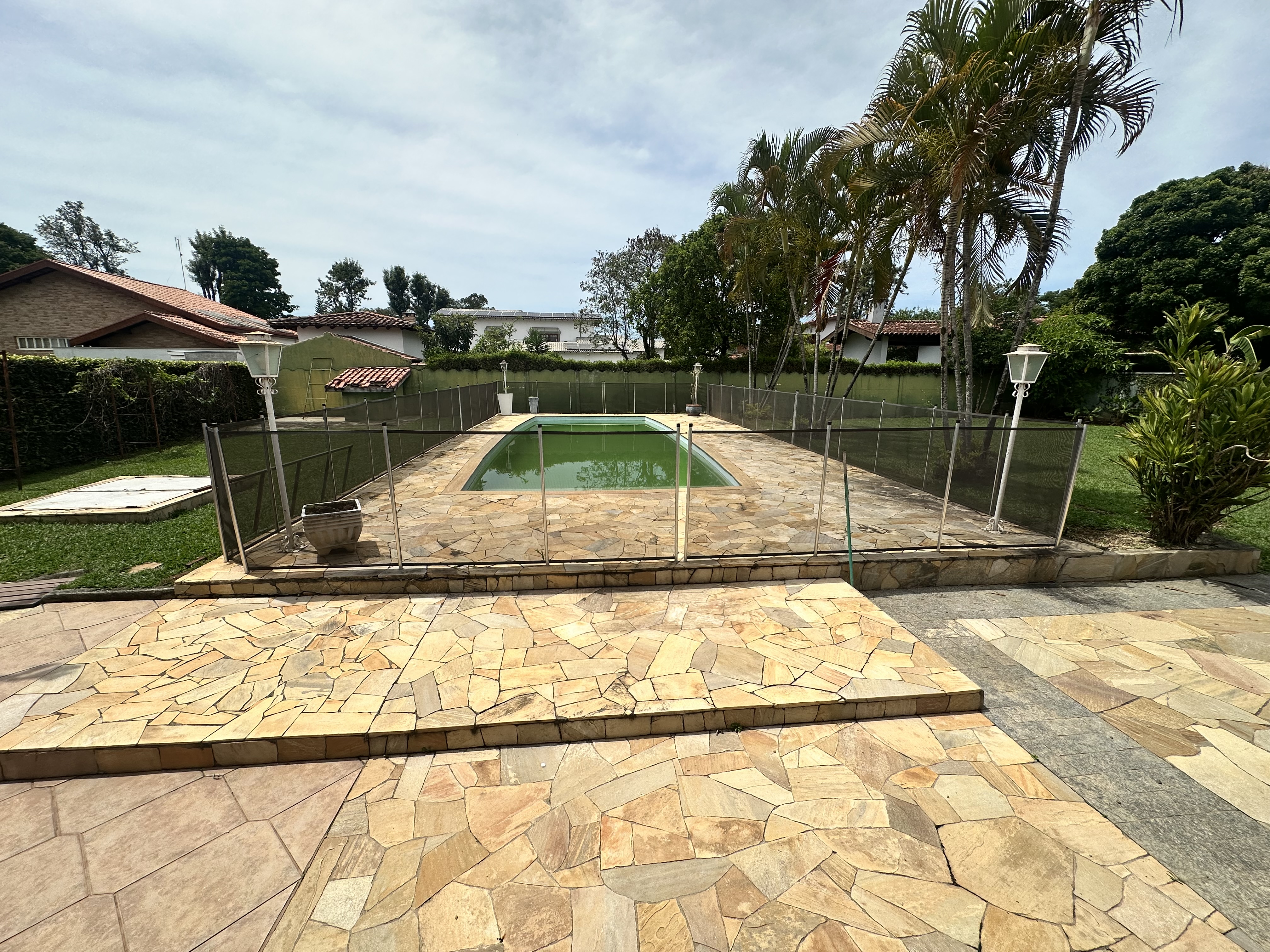 Casa para venda e locação com 6 dormitórios no Condomínio Village Paineiras em Pindamonhangaba/SP.
