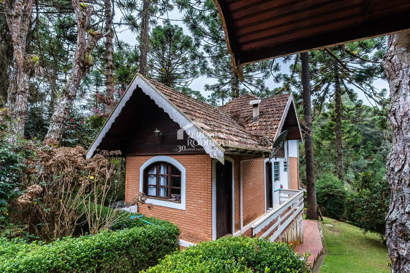 Casa com 7 dormitórios, 924 m² - Recanto das Araucárias - Campos do Jordão/SP