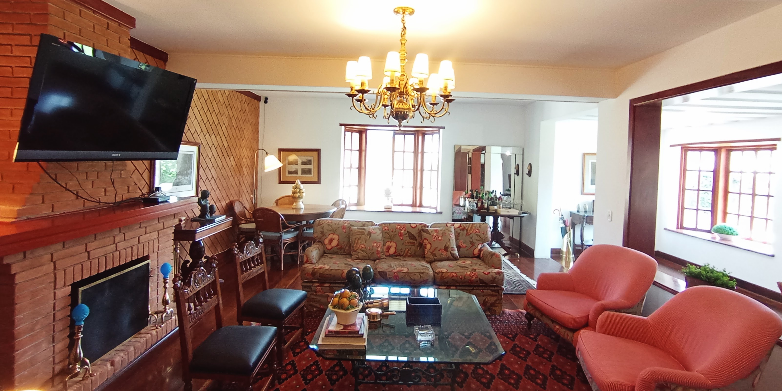 Casa à venda com 5 dormitórios no Capivari em Campos do Jordão/SP.