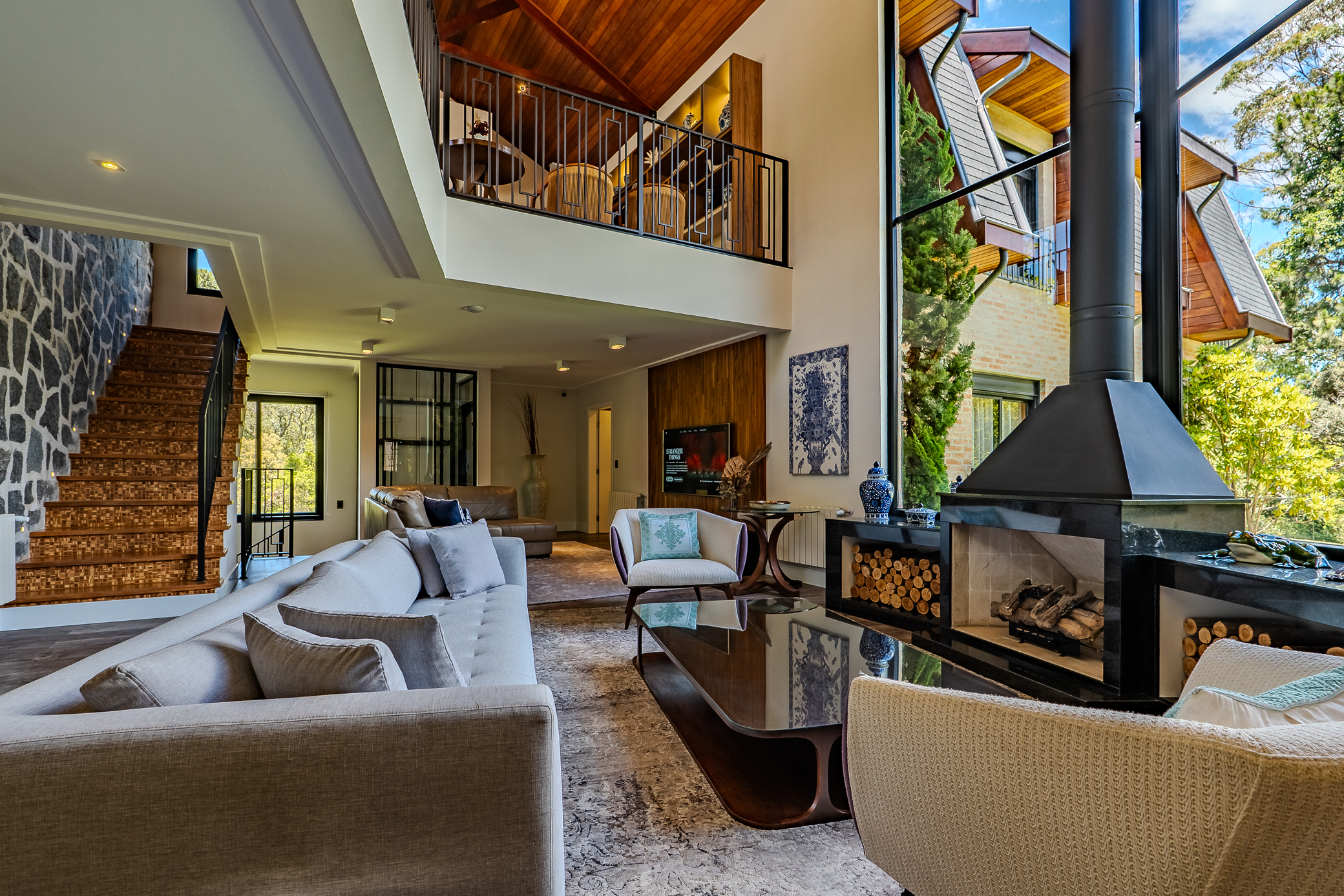 Mansão à venda com 5 suítes no Condomínio Reserva Figueiredo em Campos do Jordão/SP. 