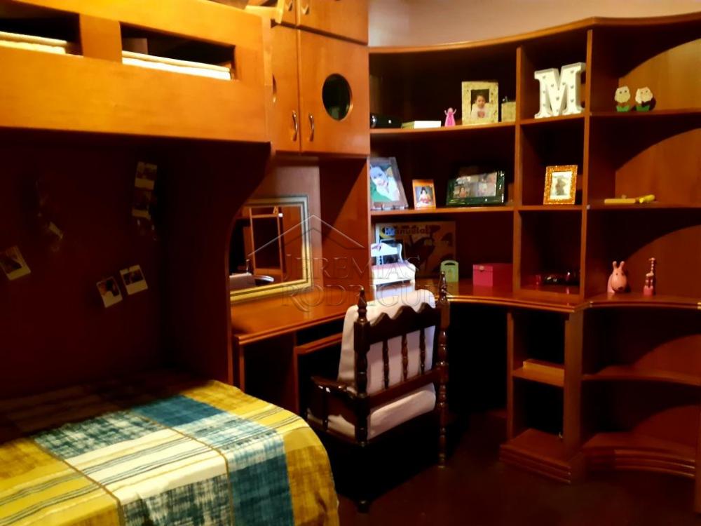 Casa à venda com 6 dormitórios no Condomínio Chácaras Cataguá em Taubaté/SP.