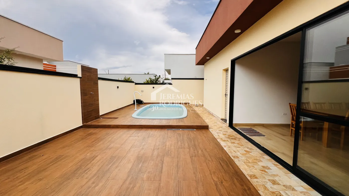 Casa à venda com 3 dormitórios no Condomínio Residencial Tecoara em Taubaté/SP.