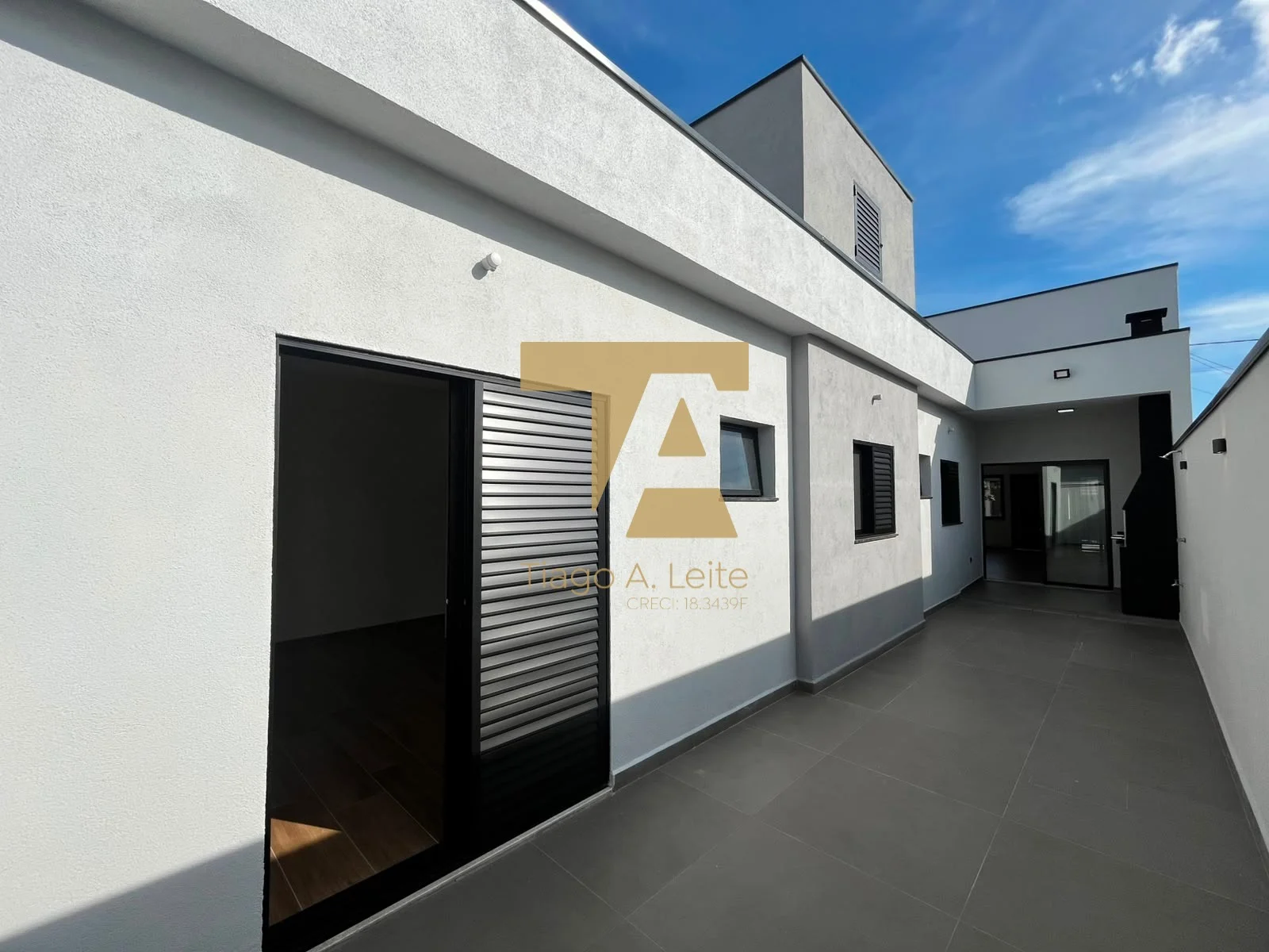 Casa nova térrea no Condomínio Laguna, Pindamonhangaba. São 150m² de área construída, 3 dorms (1 suíte) e área gourmet