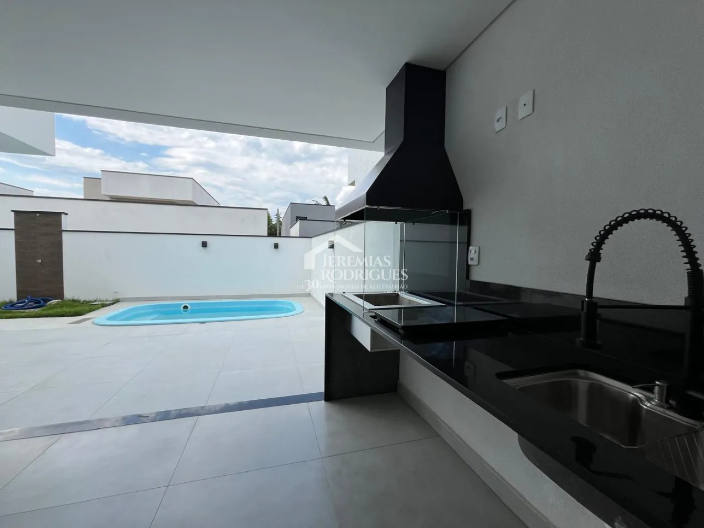 Casa com 3 dormitórios, 184 m² - Condomínio Parque das Araucárias - Tremembé/SP.