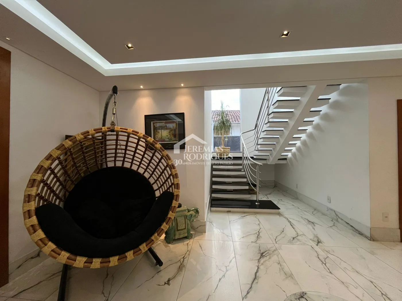 Casa assobradada à venda com 4 dormitórios no Condomínio Residencial Eldorado, em Tremembé/SP.