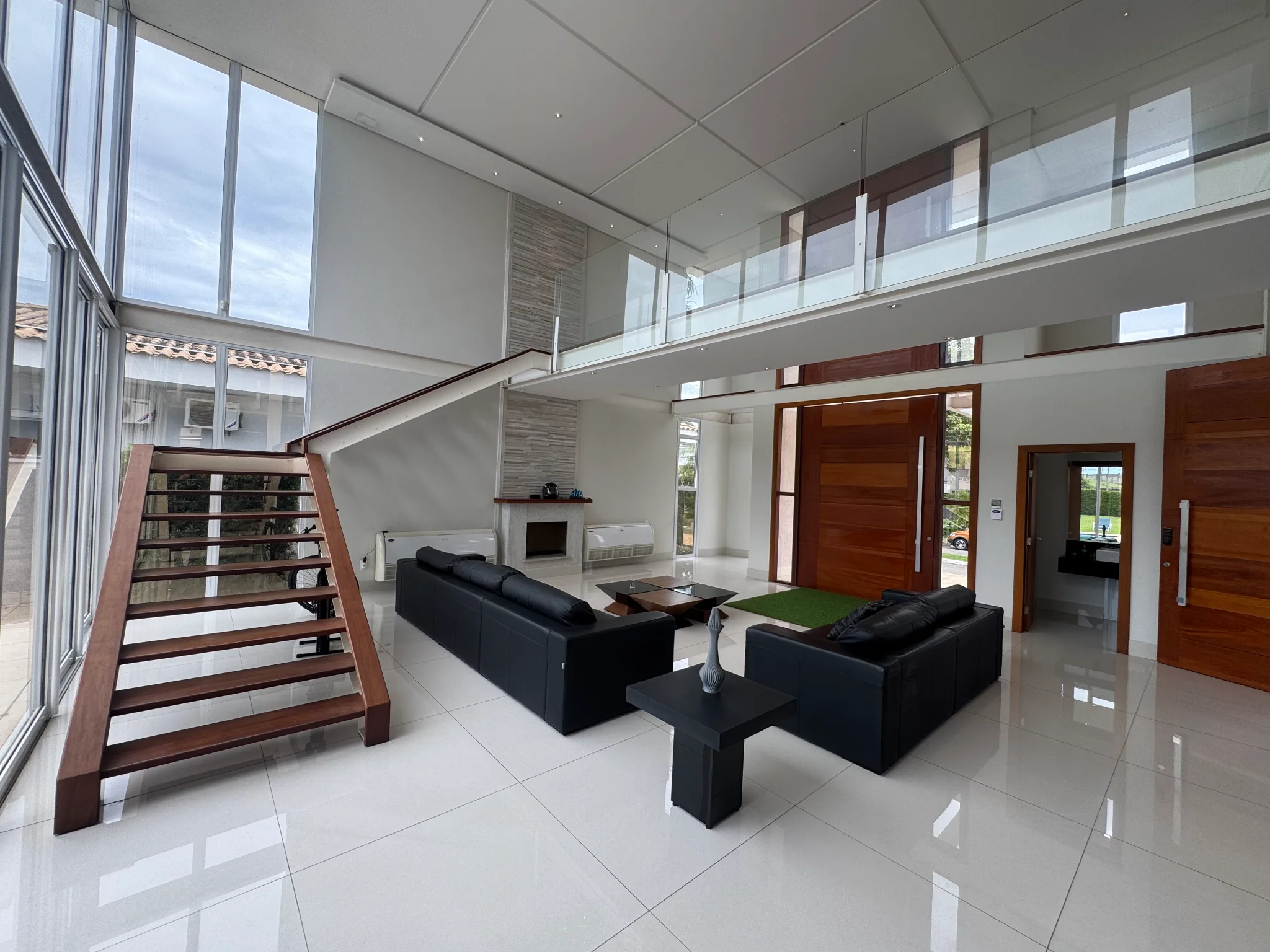 Casa à venda com 4 suítes no Condomínio Colonial Village I em Pindamonhangaba/SP. 