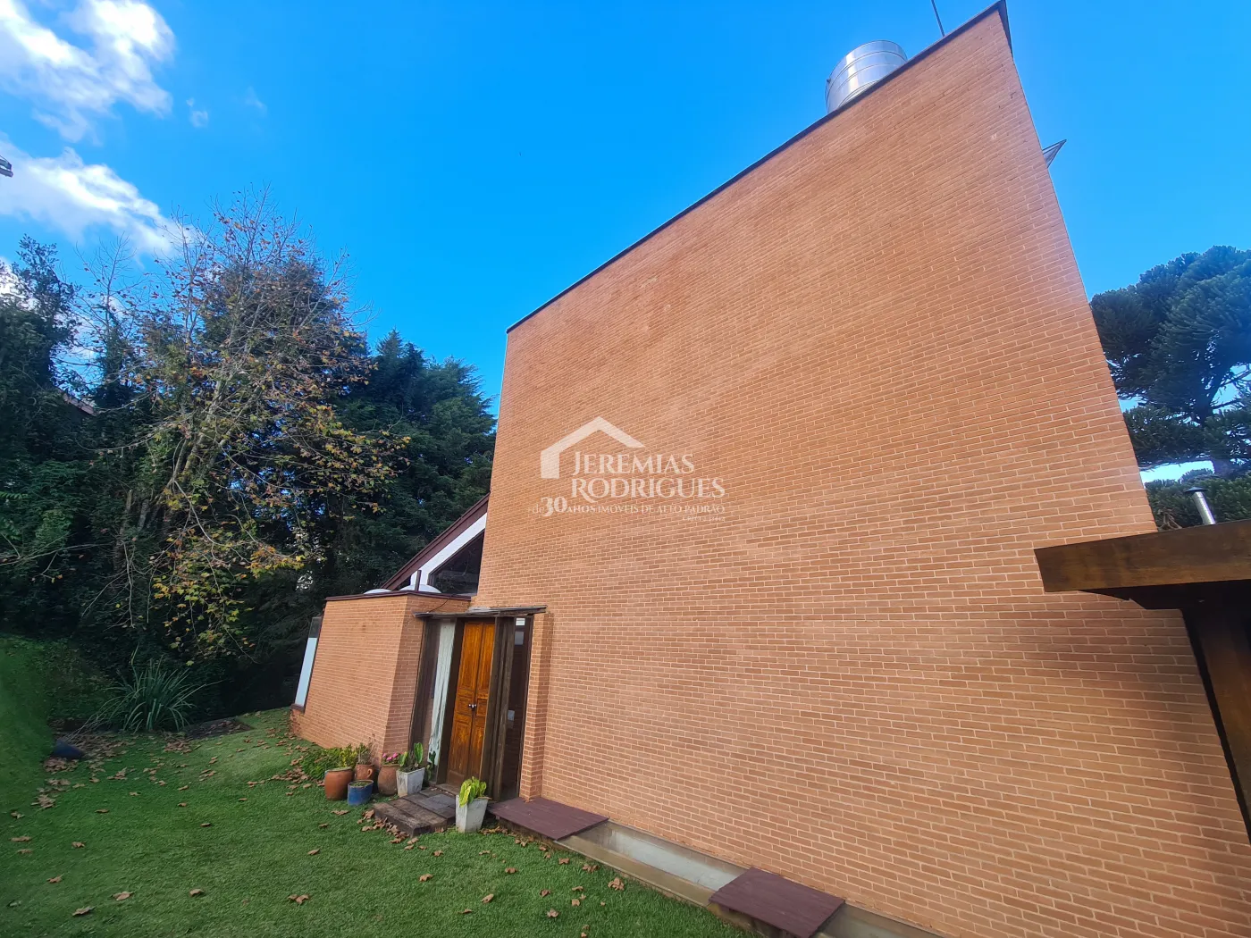 Casa à venda com 6 suítes no Condomínio Jardim Véu da Noiva em Campos do Jordão/SP