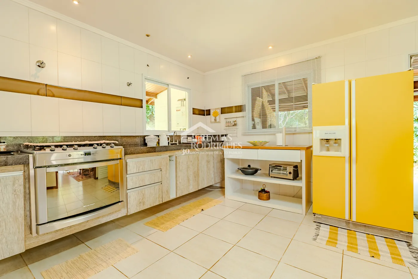 Casa assobradada à venda com 3 dormitórios no Condomínio Parque da Mantiqueira em Santo Antônio do Pinhal/SP.