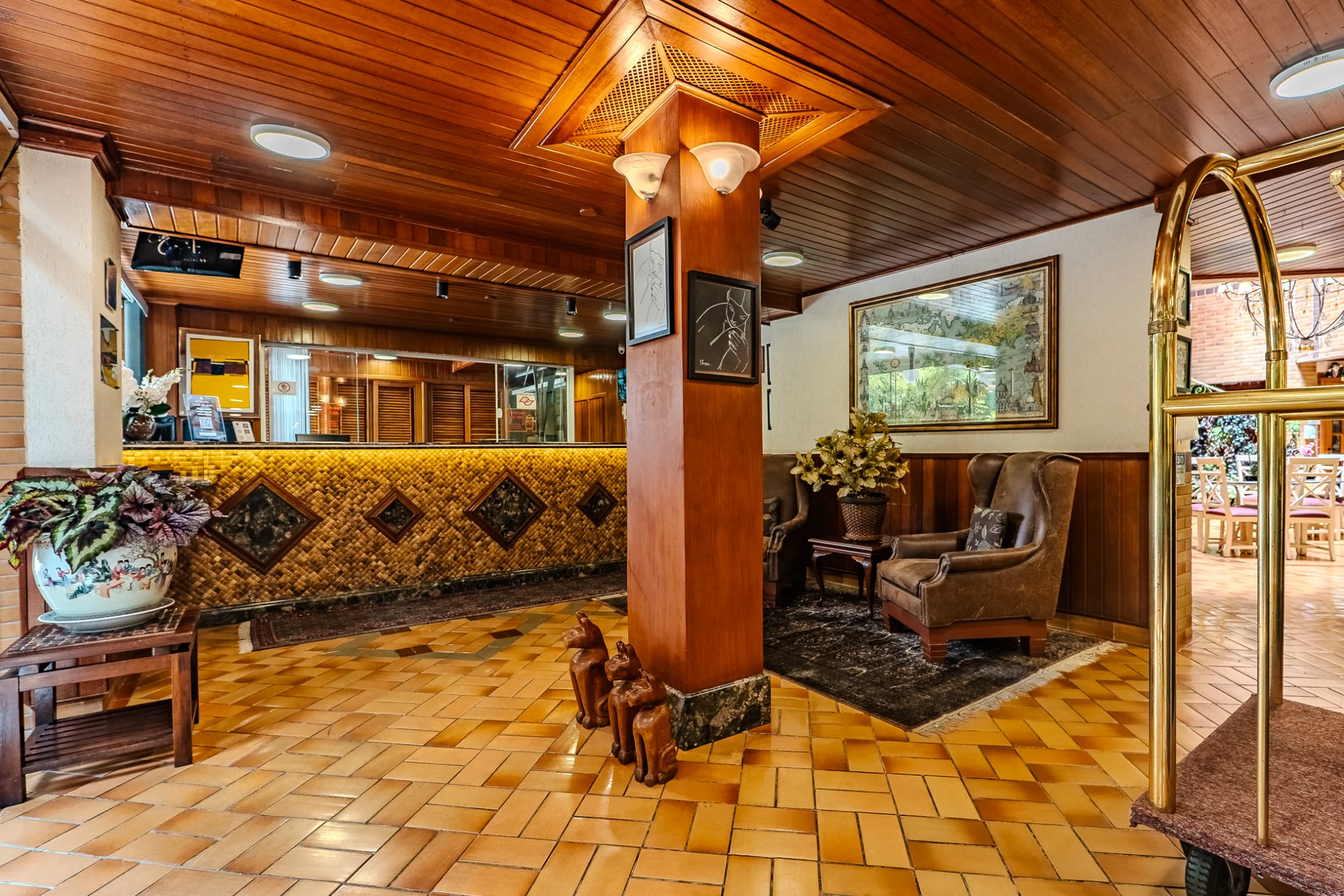 Hotel à venda com 53 apartamentos no Capivari em Campos do Jordão/SP. 