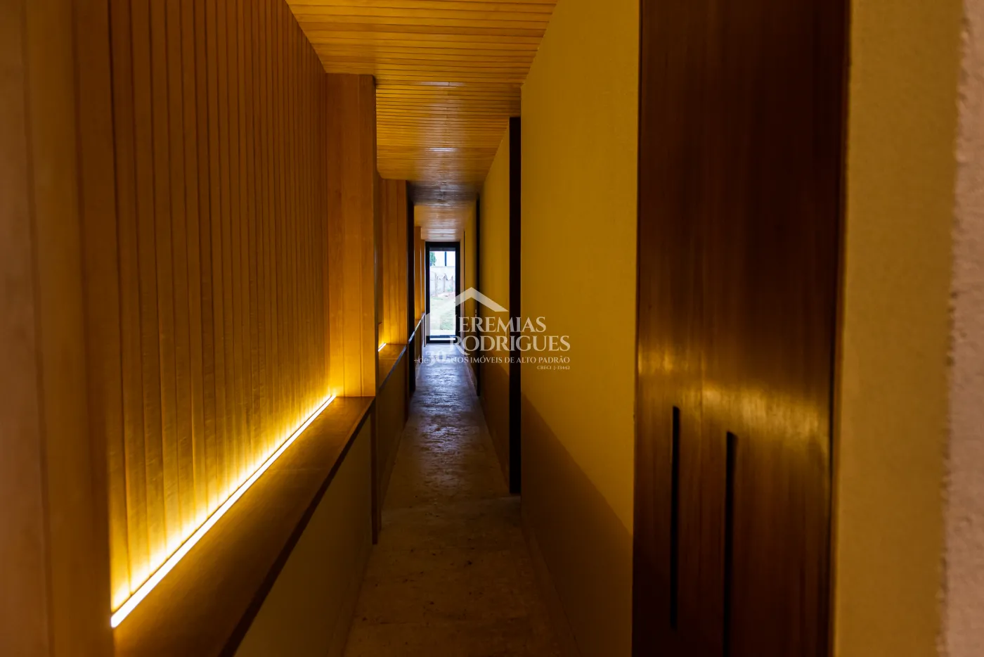 Casa com 5 quartos, 560 m²- Colinas Capivari - Campos do Jordão/SP