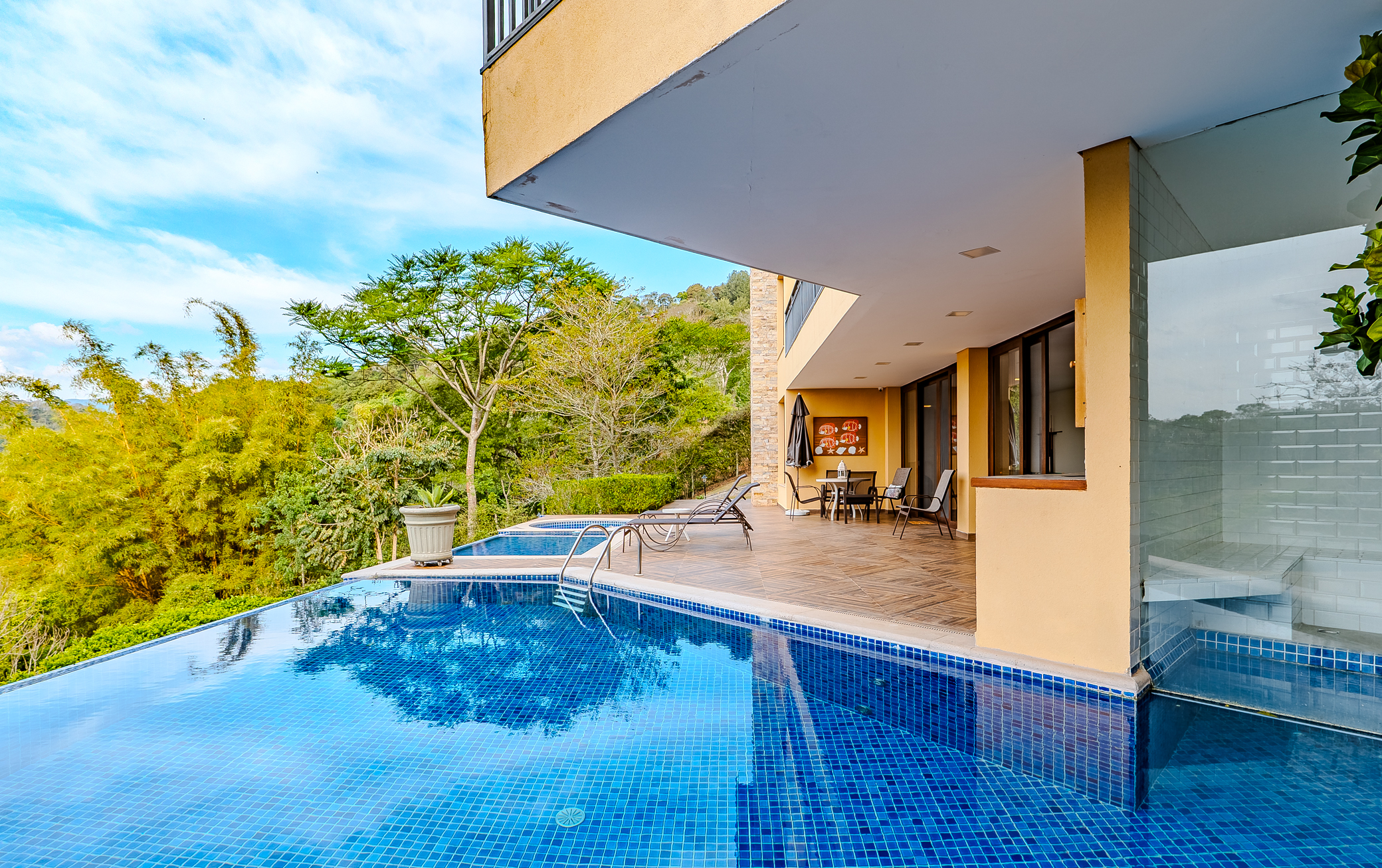 Casa à venda com com 5 suítes no Condomínio Country Club em Santo Antônio do Pinhal/SP. 