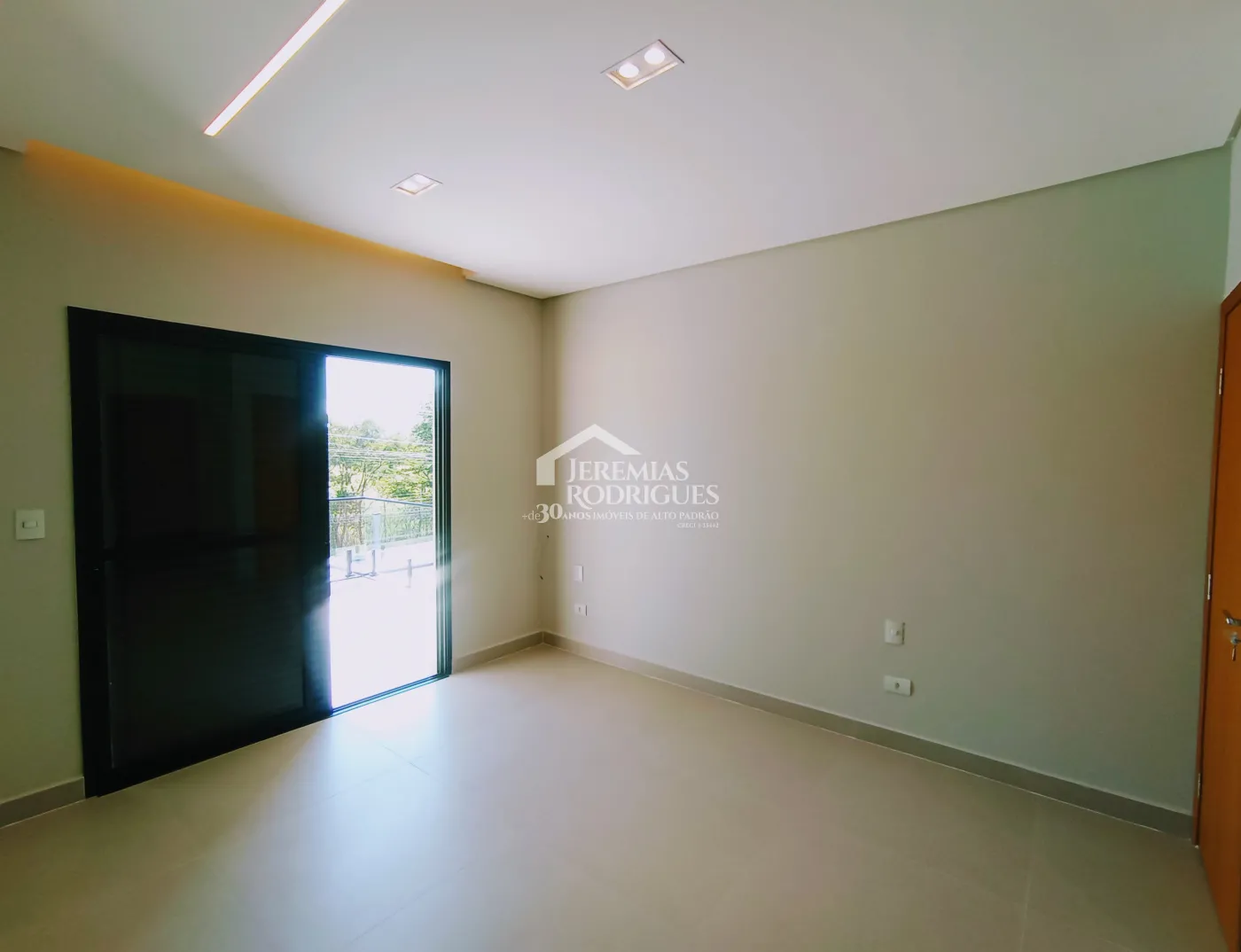 Casa à venda com 3 dormitórios no Condomínio Malibu em Caçapava/SP.