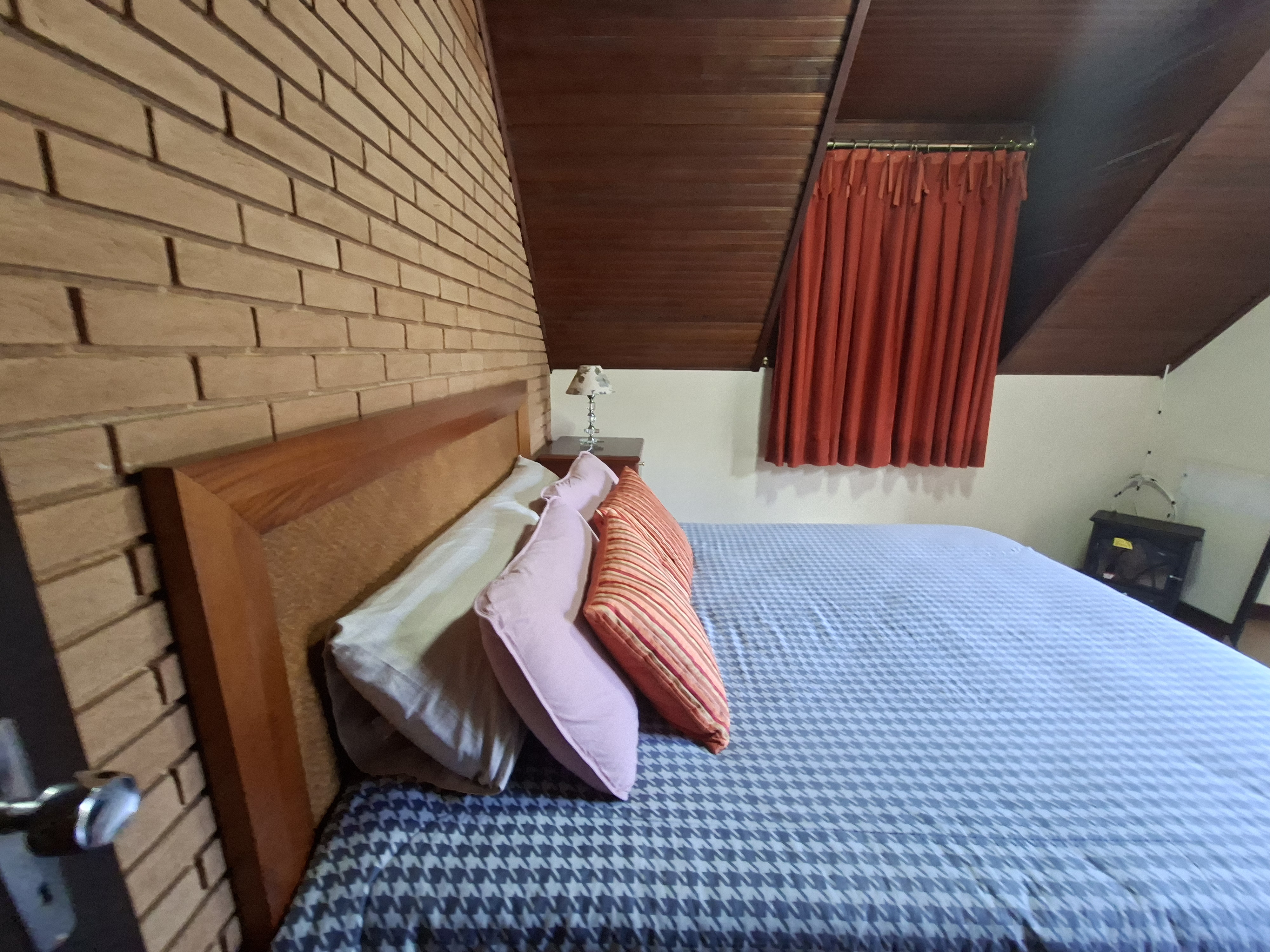 Casa para locação com 3 dormitórios no Morro do Elefante em Campos do Jordão/SP.