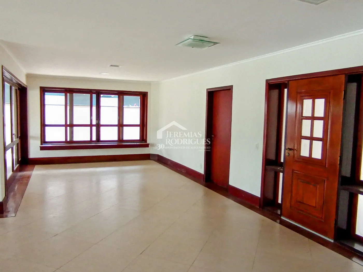 Casa à venda e locação com 4 suítes no Condomínio Colonial Village I em Pindamonhangaba/SP.