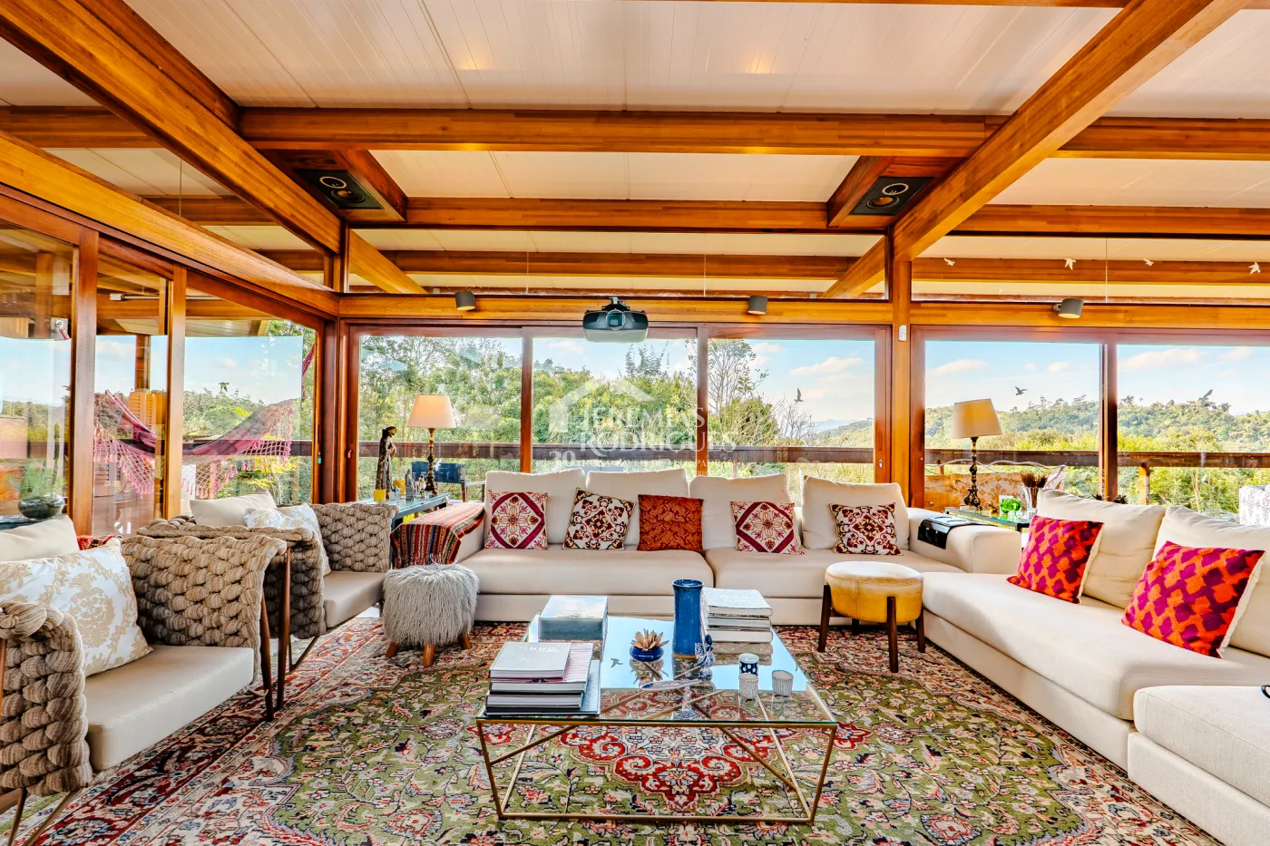 Mansão à venda com 4 suítes no Condomínio Parque da Mantiqueira em Santo Antônio do Pinhal/SP.