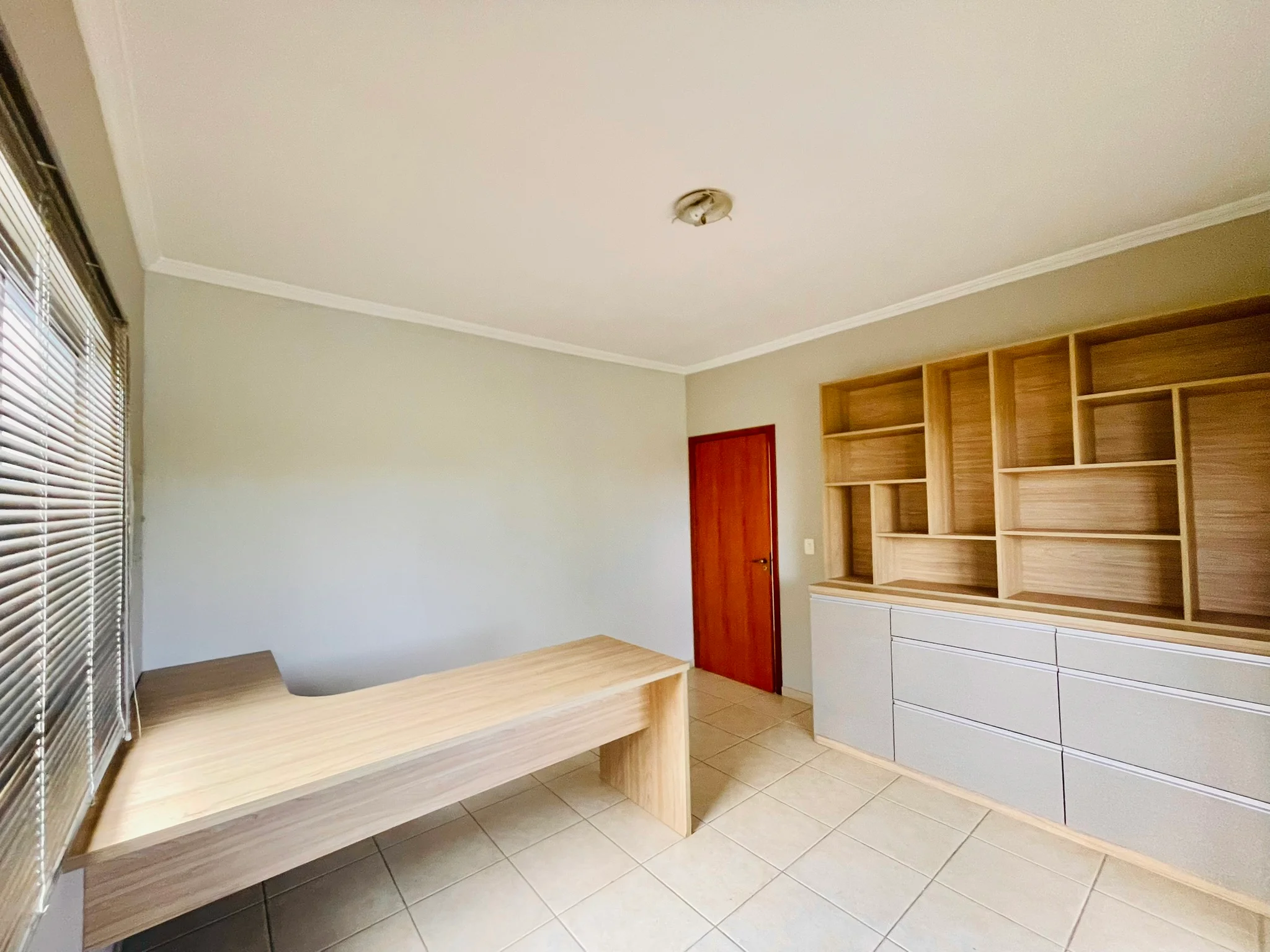 Casa à venda com 4 dormitórios no Condomínio Colonial Village I em Pindamonhangaba/SP. 