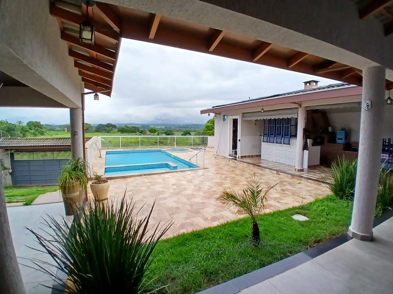 Casa à venda com 3 suítes no Residencial Vargas em Tremembé/SP. 