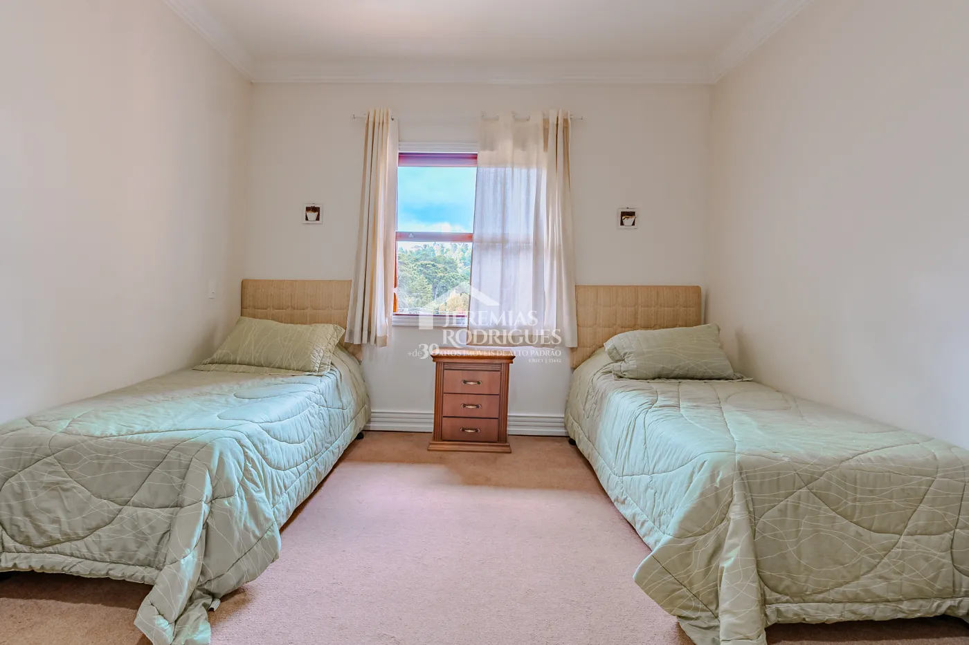 Casa para venda e locação com 5 suítes no Jardim Véu da Noiva em Campos do Jordão/SP